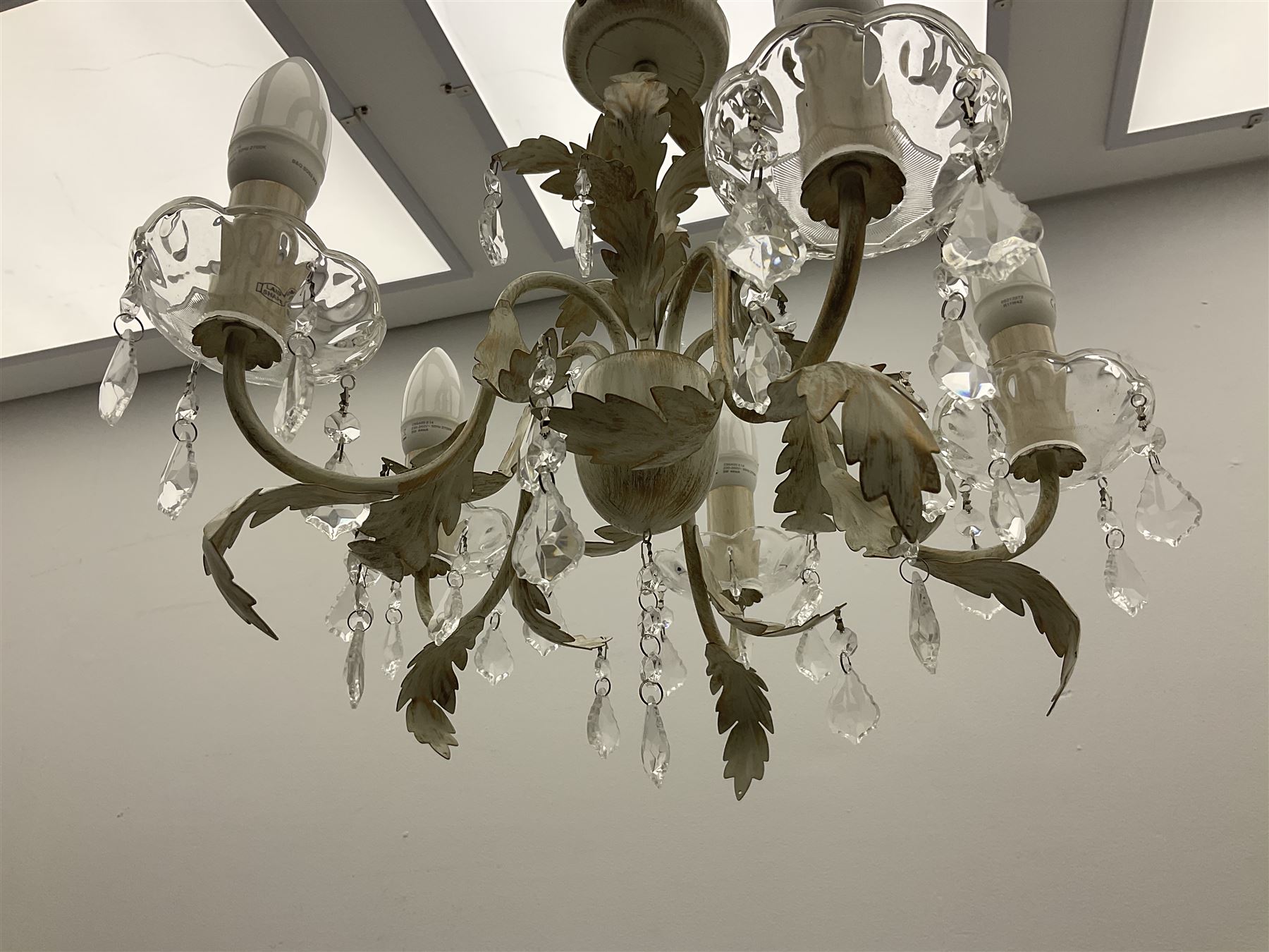 Single five branched chandelier with leaf and droplets detail H39cm - Image 4 of 7