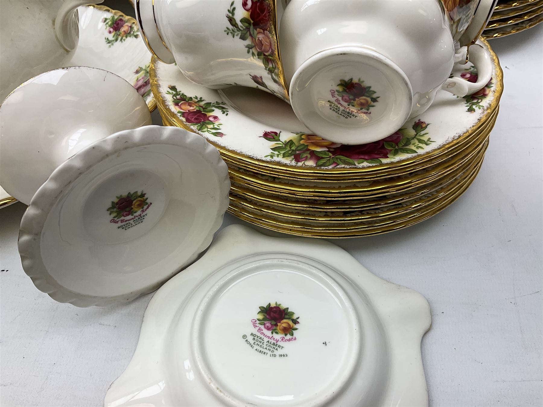 Royal Albert 'Old Country Roses' pattern tea and dinner service for eight - Image 7 of 13