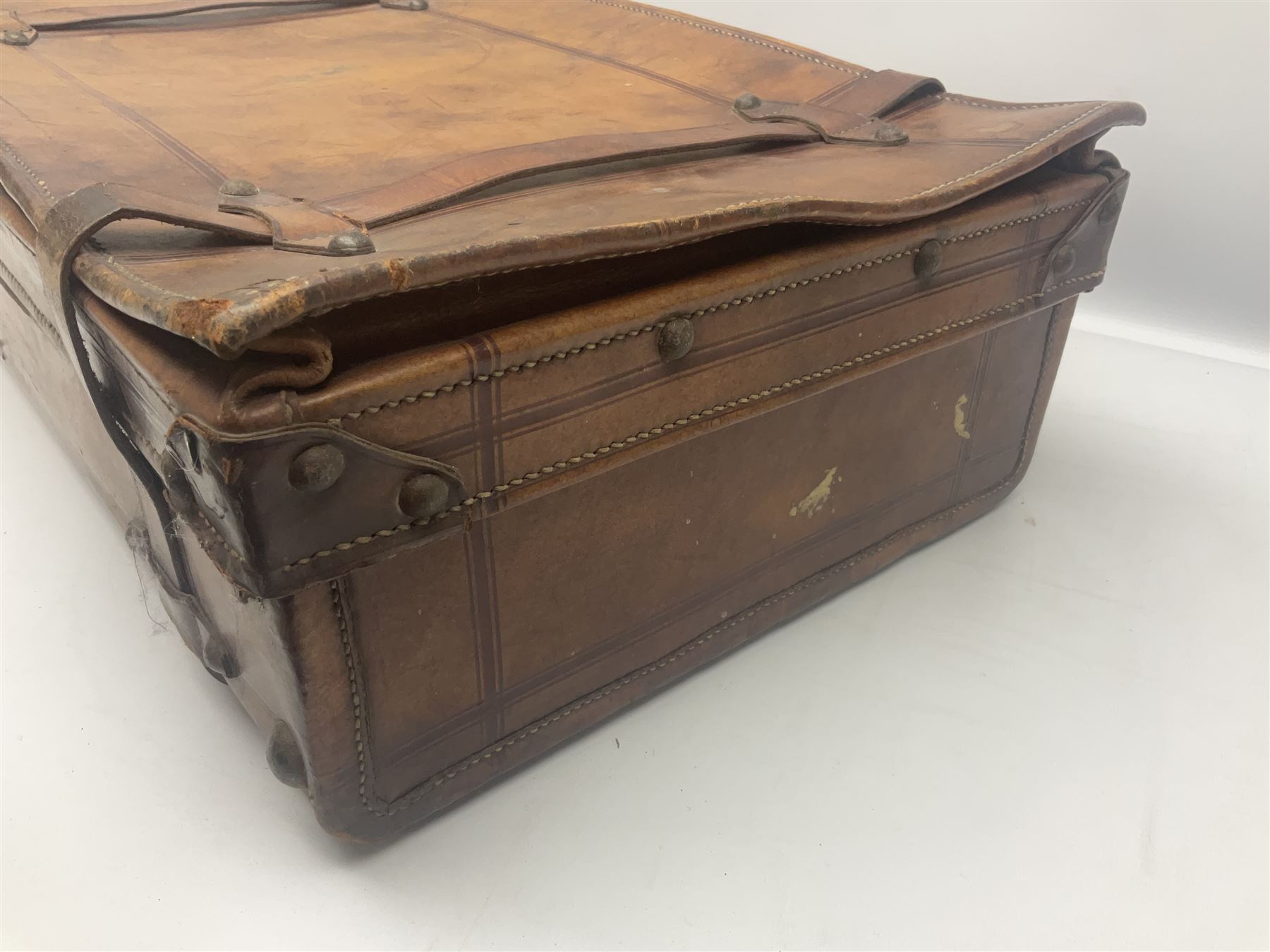 Late 19th/early 20th century stitched and studded leather portmanteau type suitcase with expanding l - Image 10 of 17