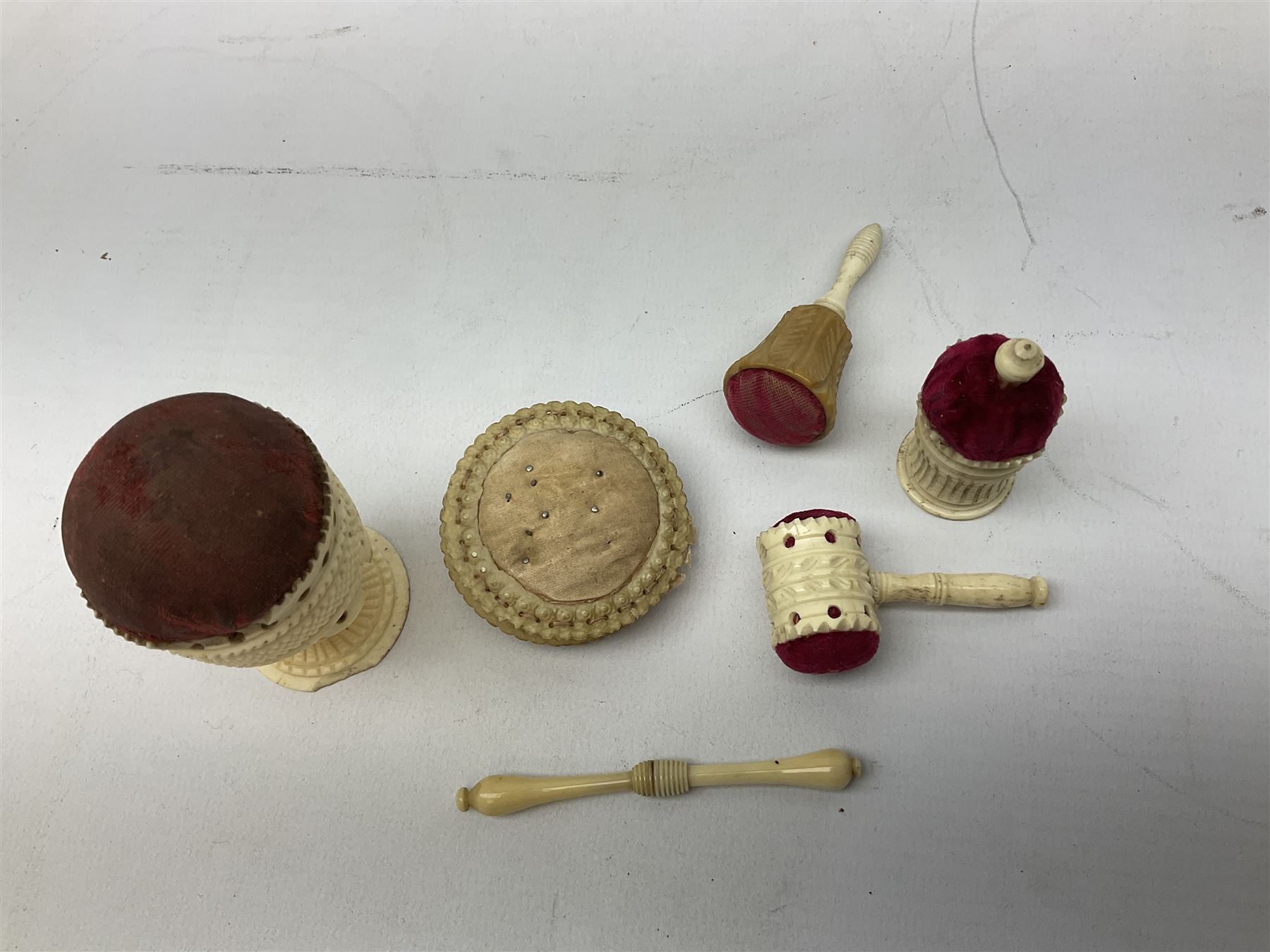 19th century bone and vegetable ivory sewing items including needles cases - Image 5 of 5