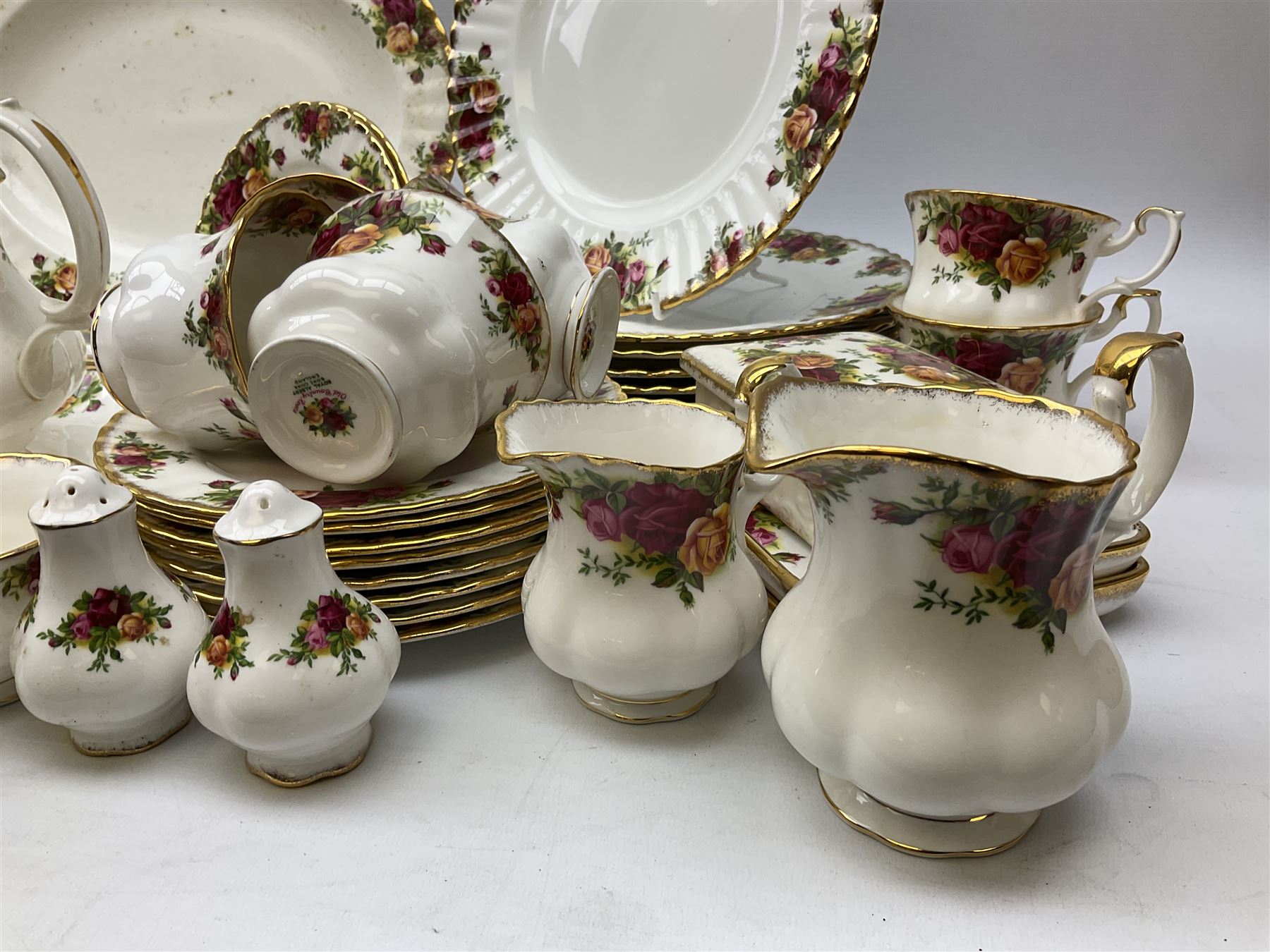 Royal Albert 'Old Country Roses' pattern tea and dinner service for eight - Image 2 of 13