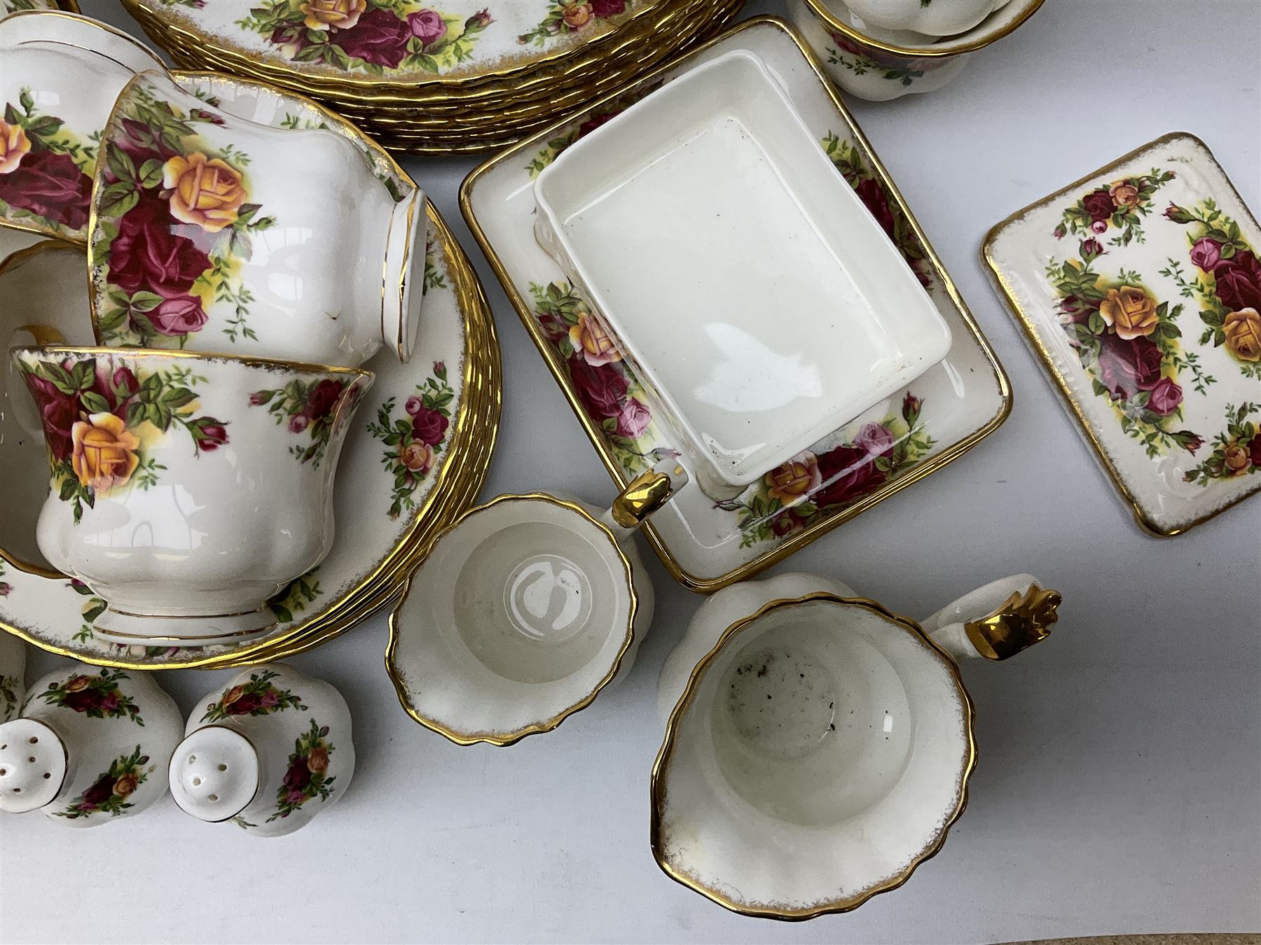 Royal Albert 'Old Country Roses' pattern tea and dinner service for eight - Image 4 of 13