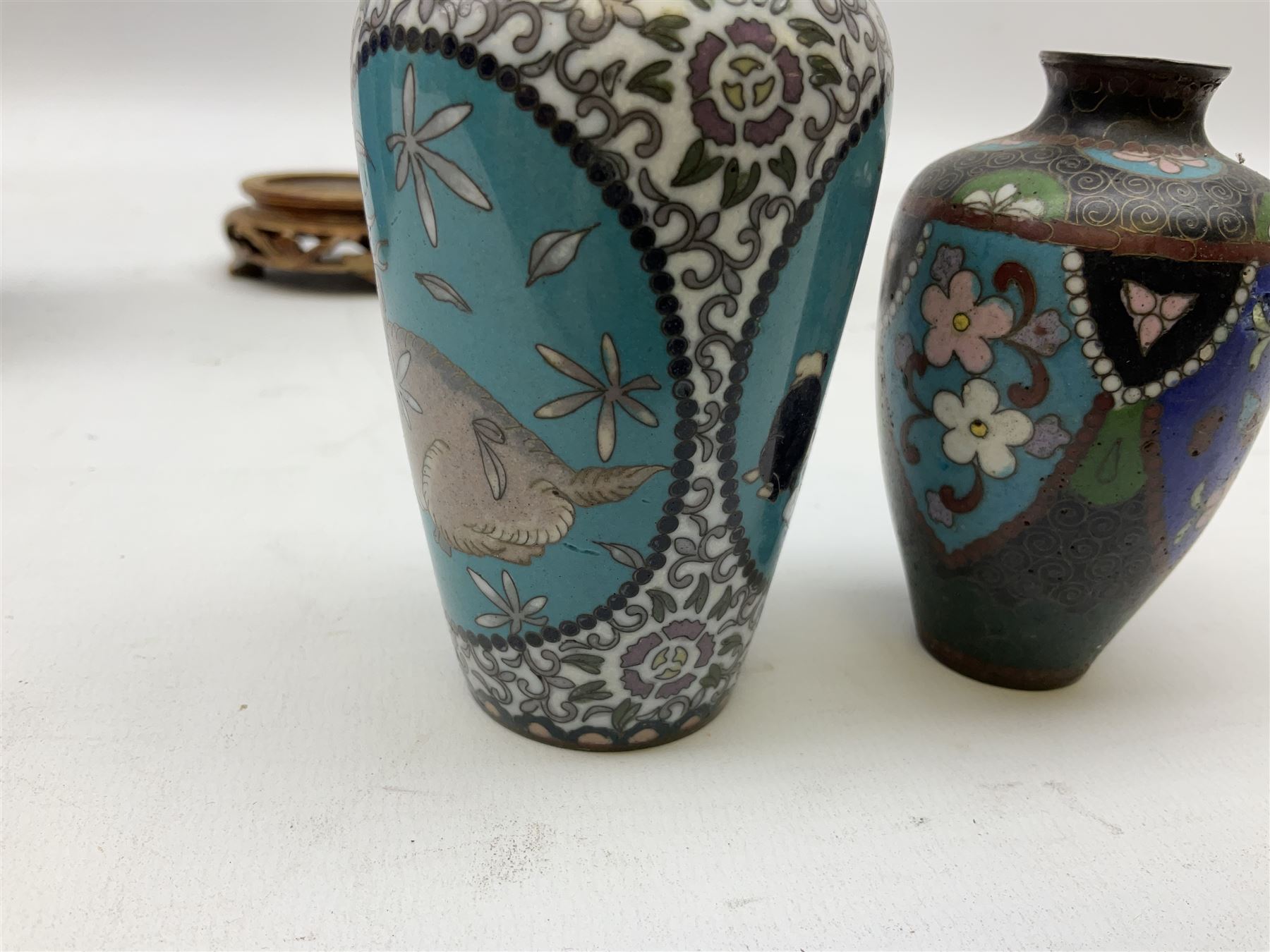 Pair of Chinese cloisonne vases on wooden stands - Image 7 of 7