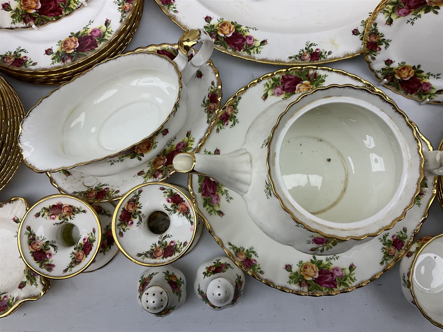 Royal Albert 'Old Country Roses' pattern tea and dinner service for eight - Image 3 of 13