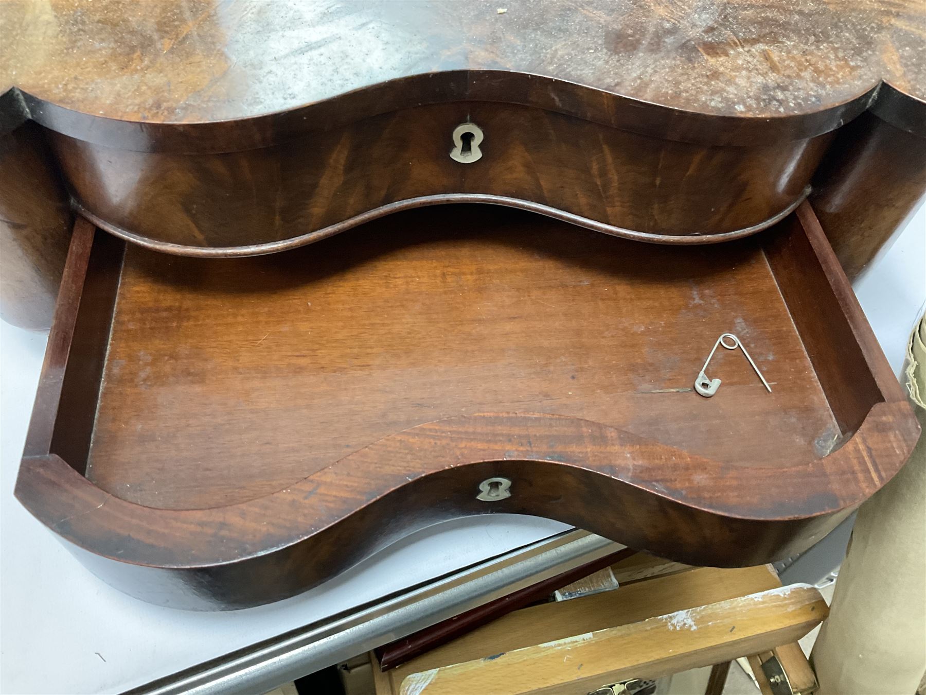 Walnut dressing table mirror - Image 4 of 5