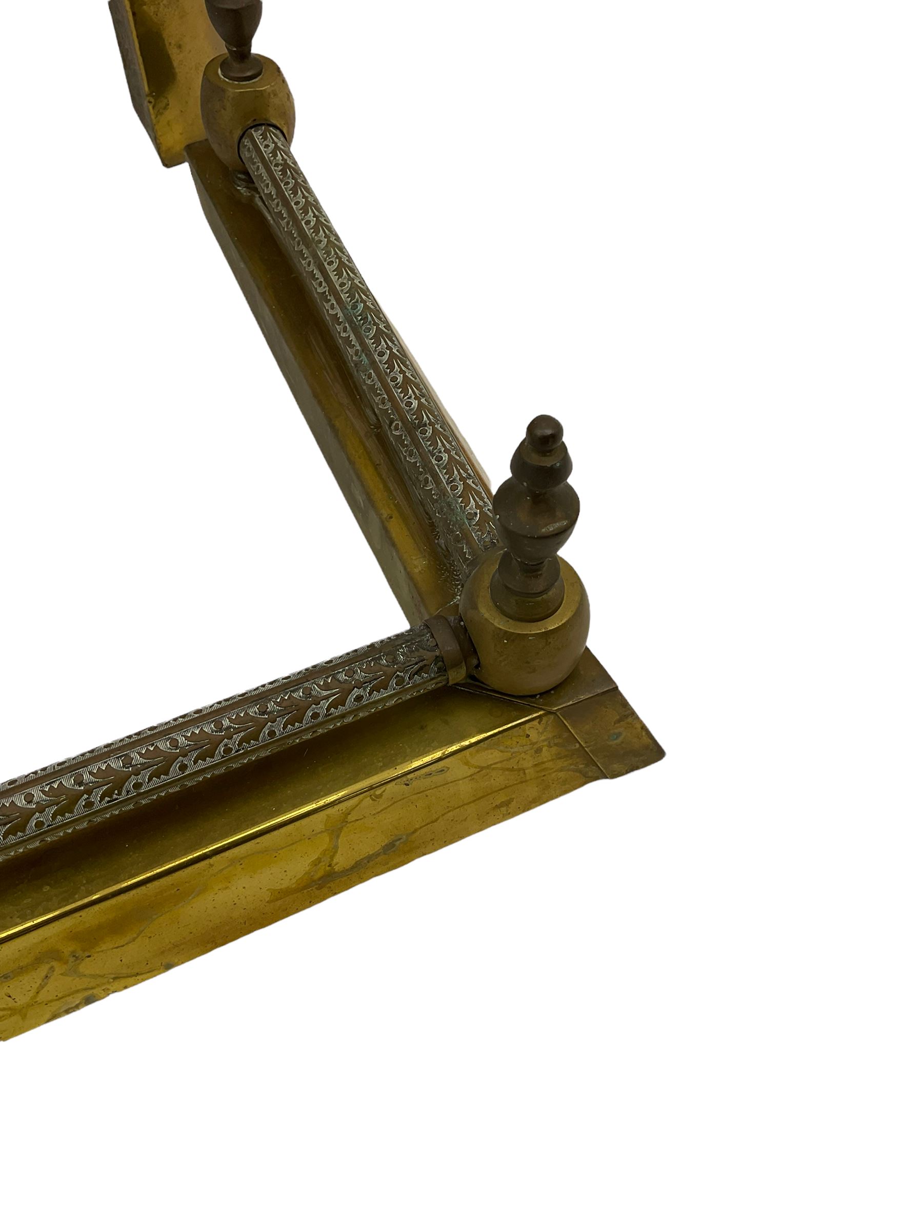 Early 20th century brass fire fender. with foliate decorated rails (W138cm - Image 4 of 4