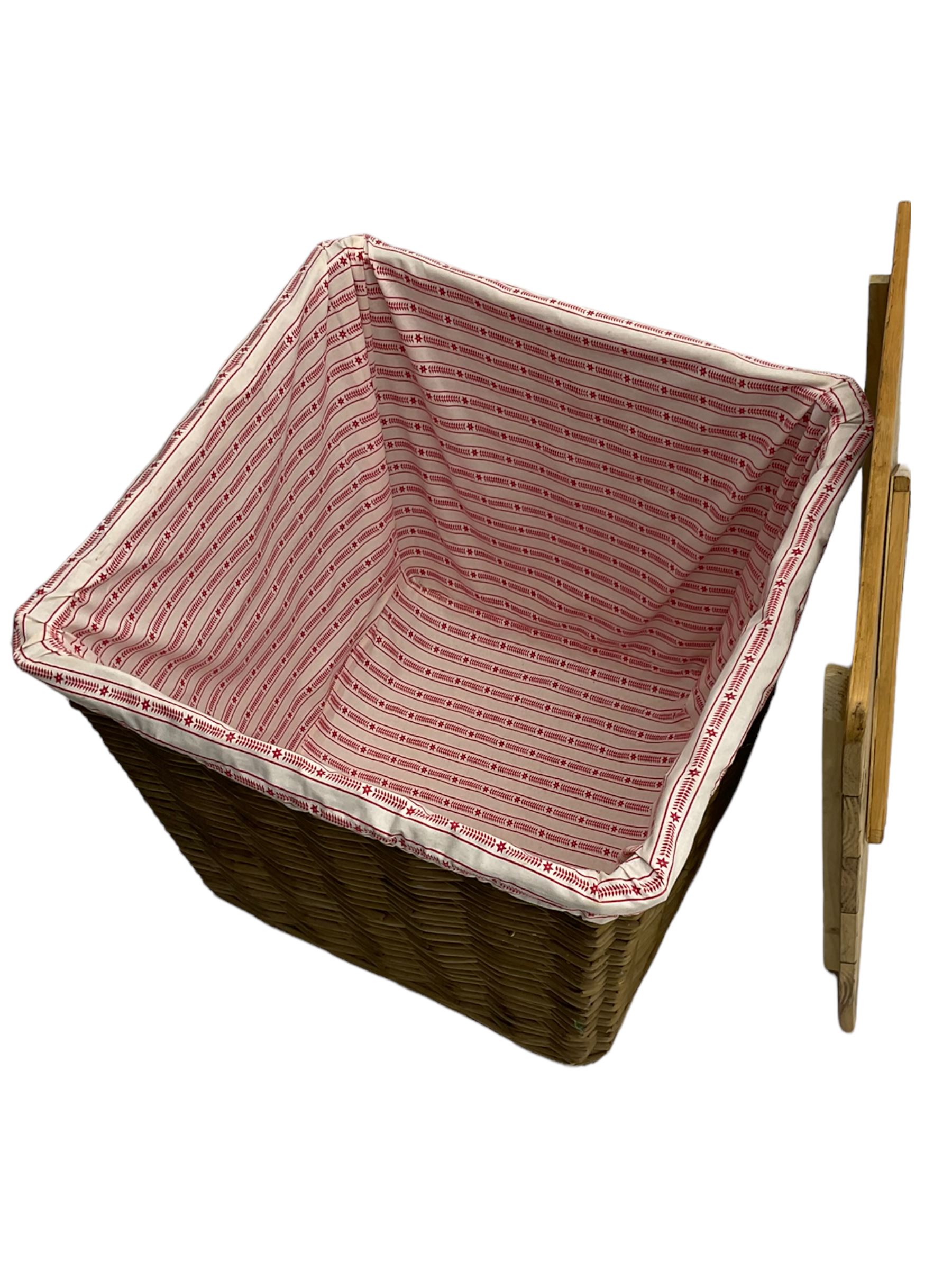 Wicker linen basket with plank Union Jack top - Image 5 of 5