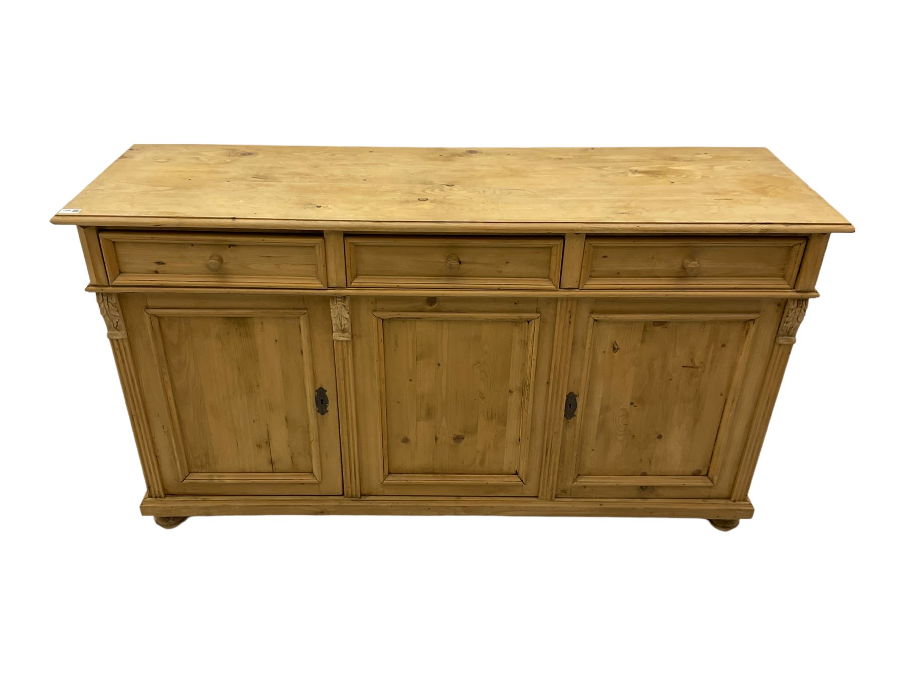Georgian style pine dresser base - Image 3 of 4