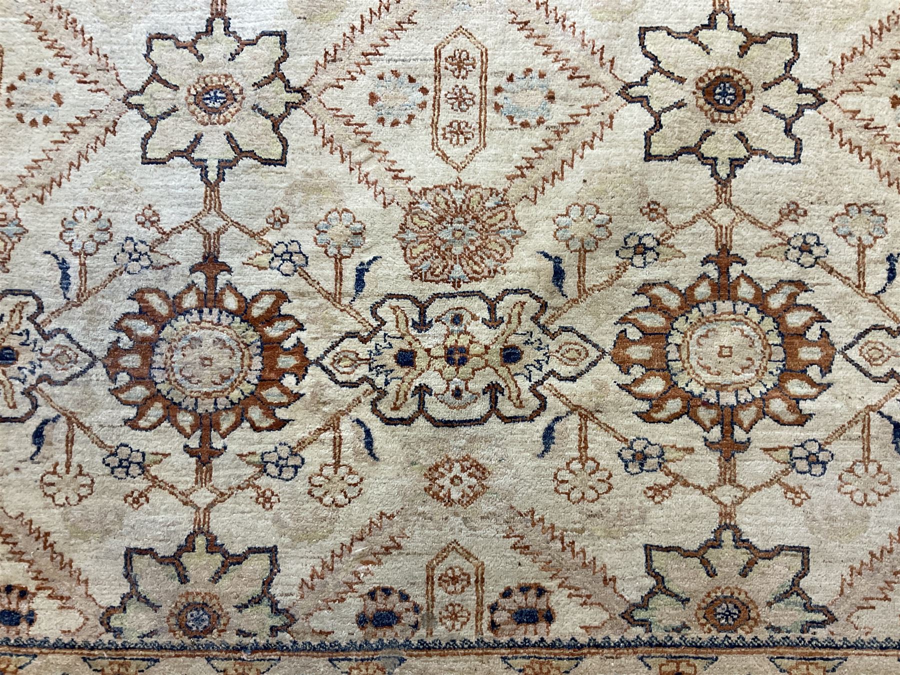 Turkish beige ground rug carpet - Image 2 of 4