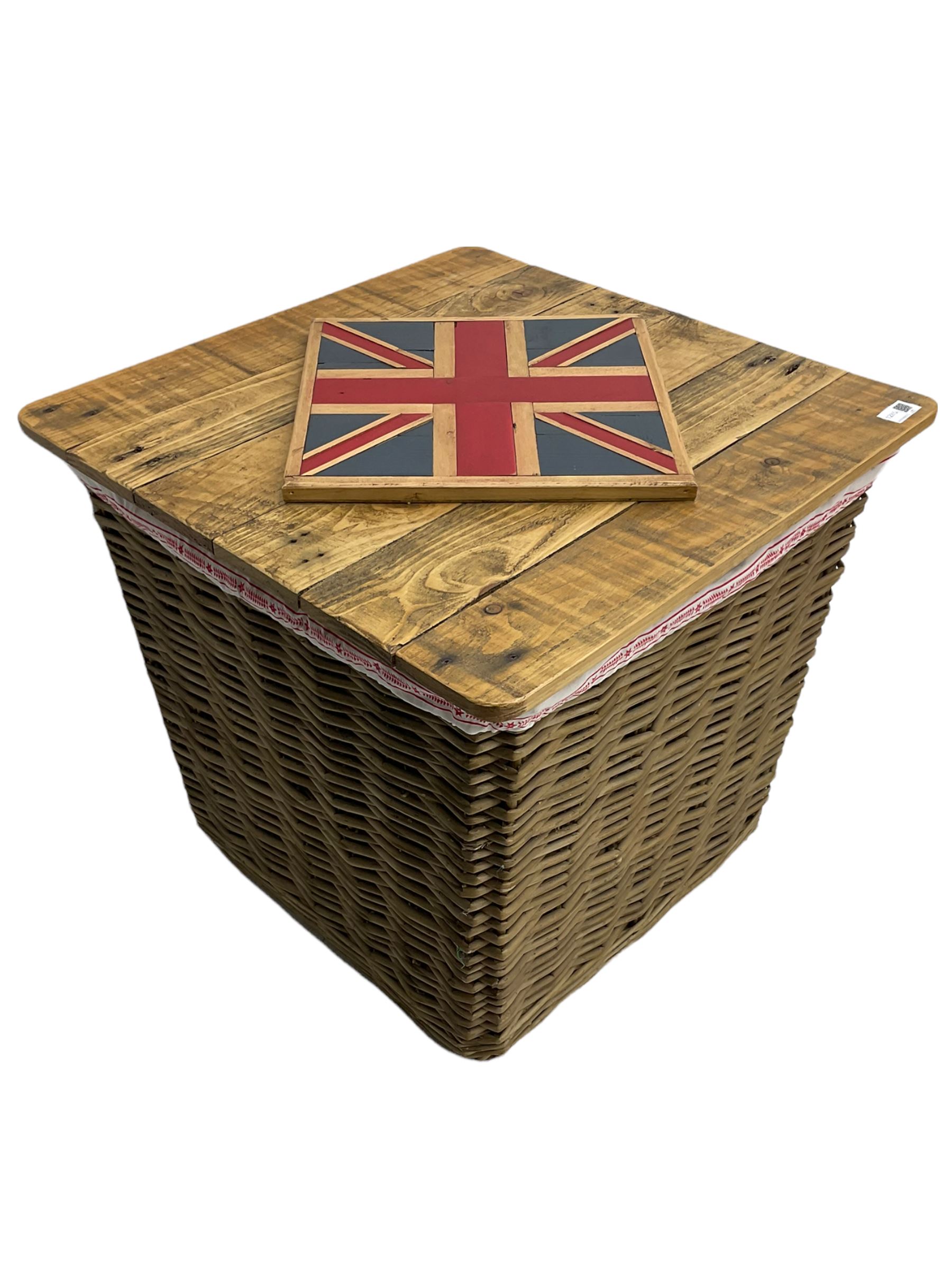 Wicker linen basket with plank Union Jack top - Image 2 of 5