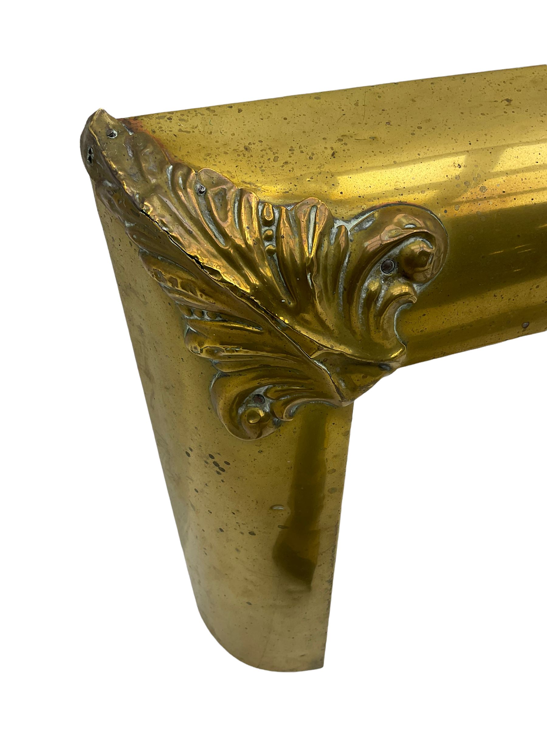 Early 20th century brass fire fender. with foliate decorated rails (W138cm - Image 3 of 4