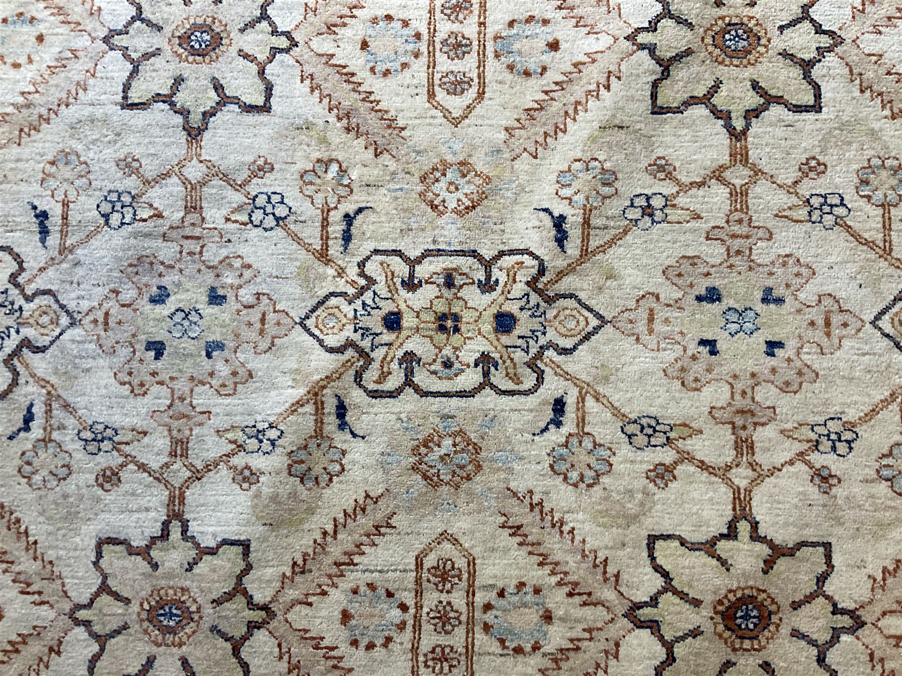 Turkish beige ground rug carpet - Image 3 of 4