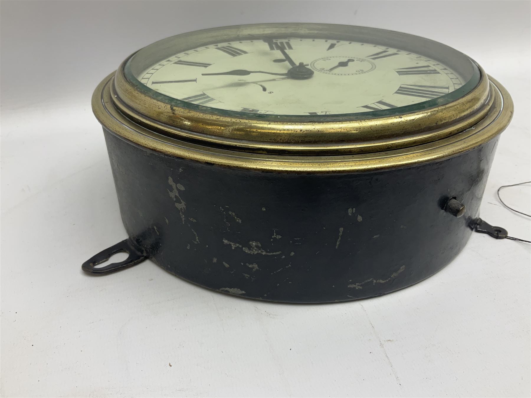 Seth Thomas ship's bulkhead clock with brass bezel and japanned case - Image 5 of 6