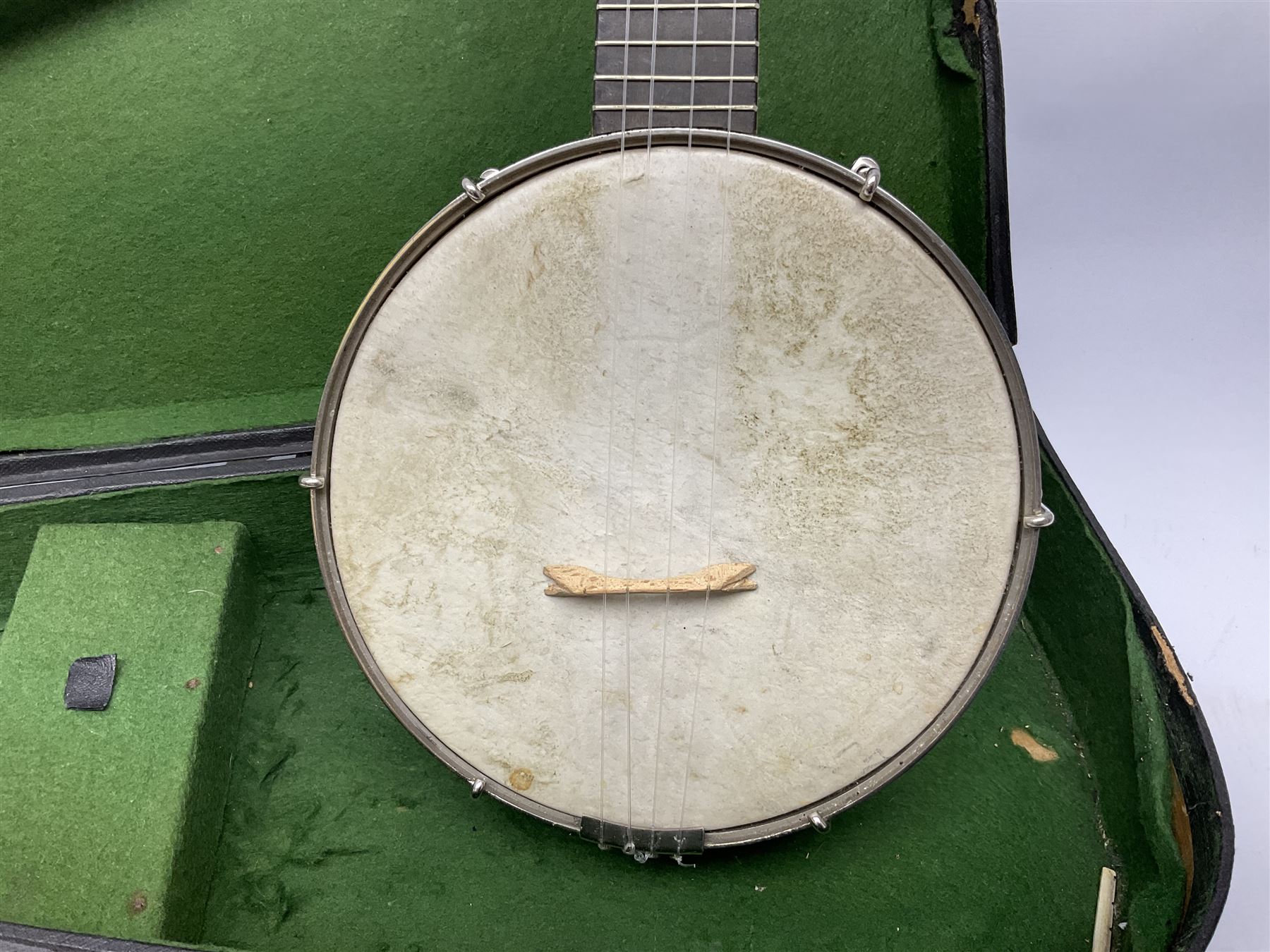 Mahalo mahogany cased guitar shaped ukulele - Image 9 of 18