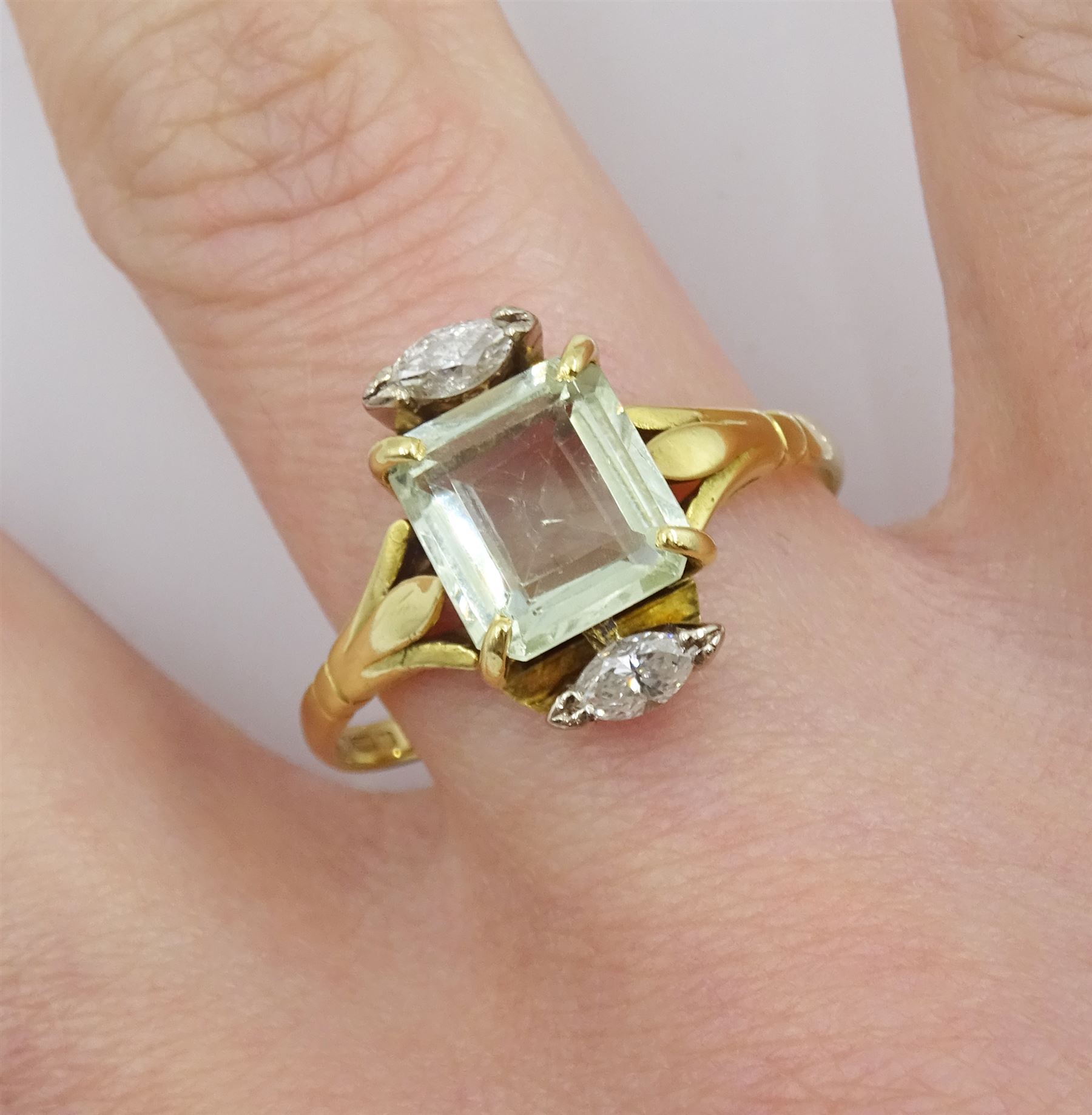 18ct gold three stone emerald cut pale green beryl and marquise shaped diamond ring - Image 2 of 4