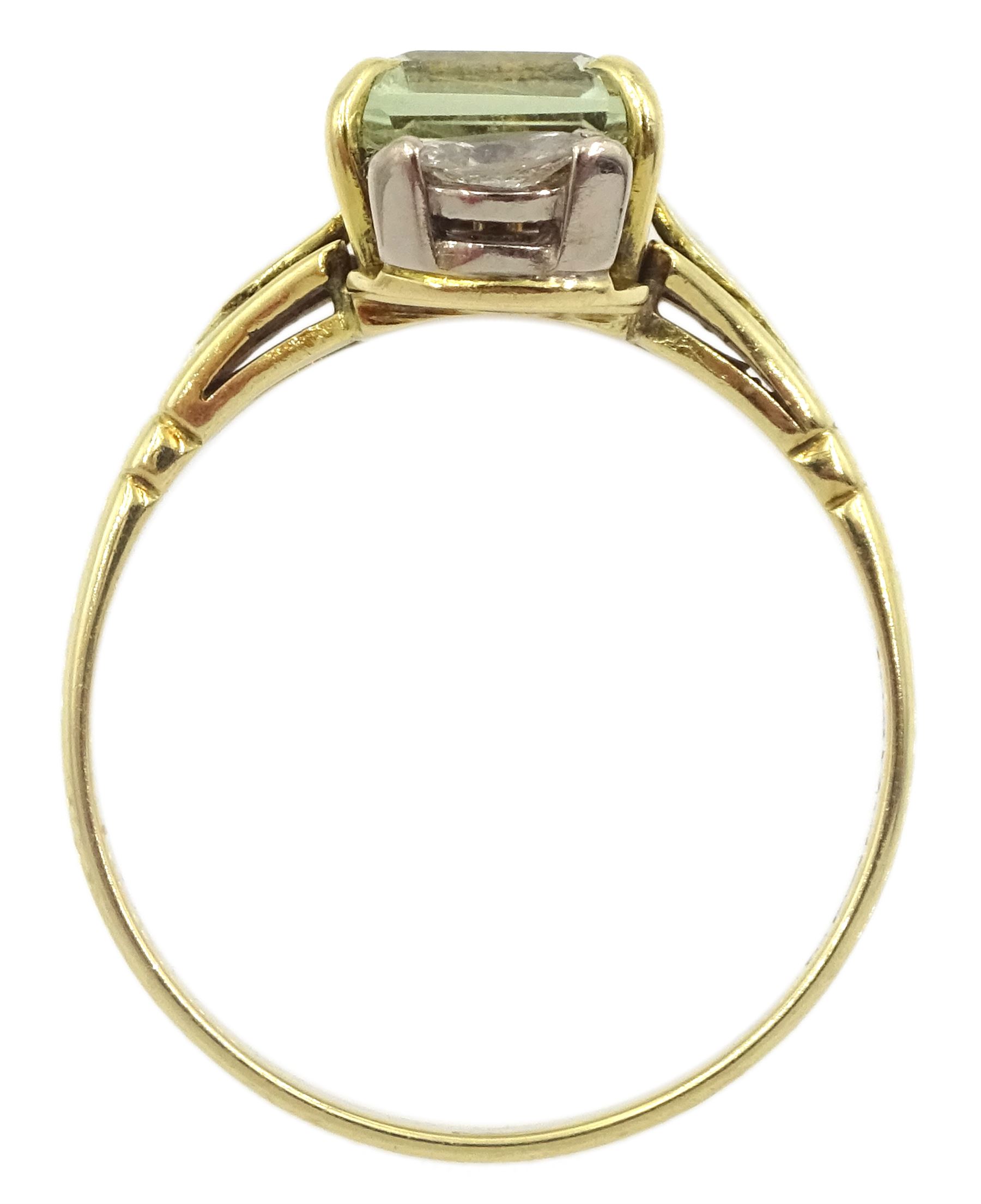 18ct gold three stone emerald cut pale green beryl and marquise shaped diamond ring - Image 4 of 4