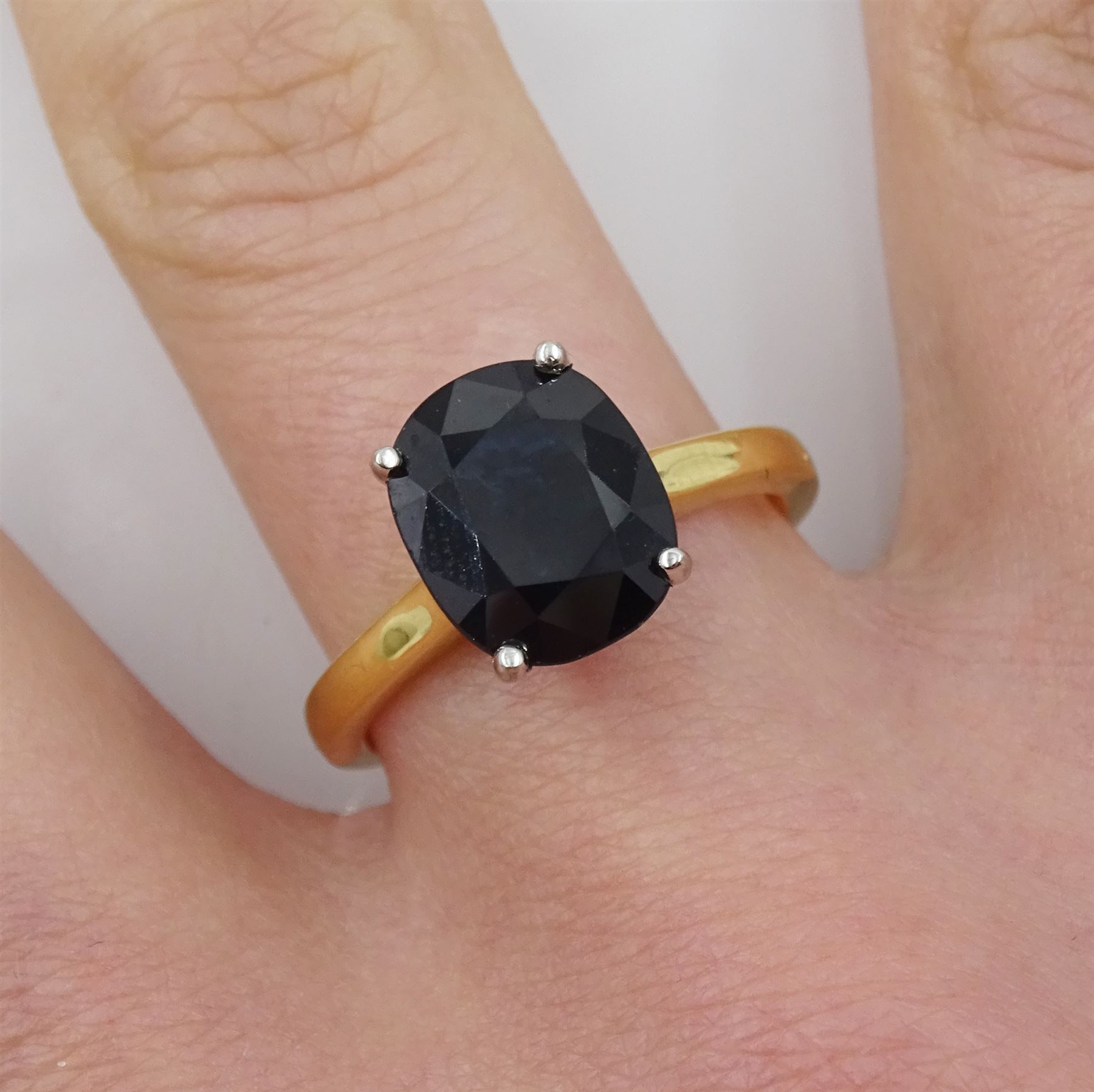 18ct gold single stone oval sapphire ring - Image 2 of 4