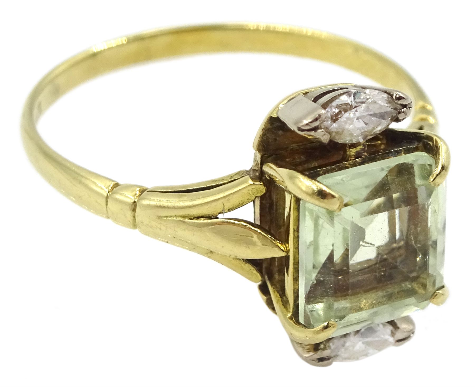 18ct gold three stone emerald cut pale green beryl and marquise shaped diamond ring - Image 3 of 4