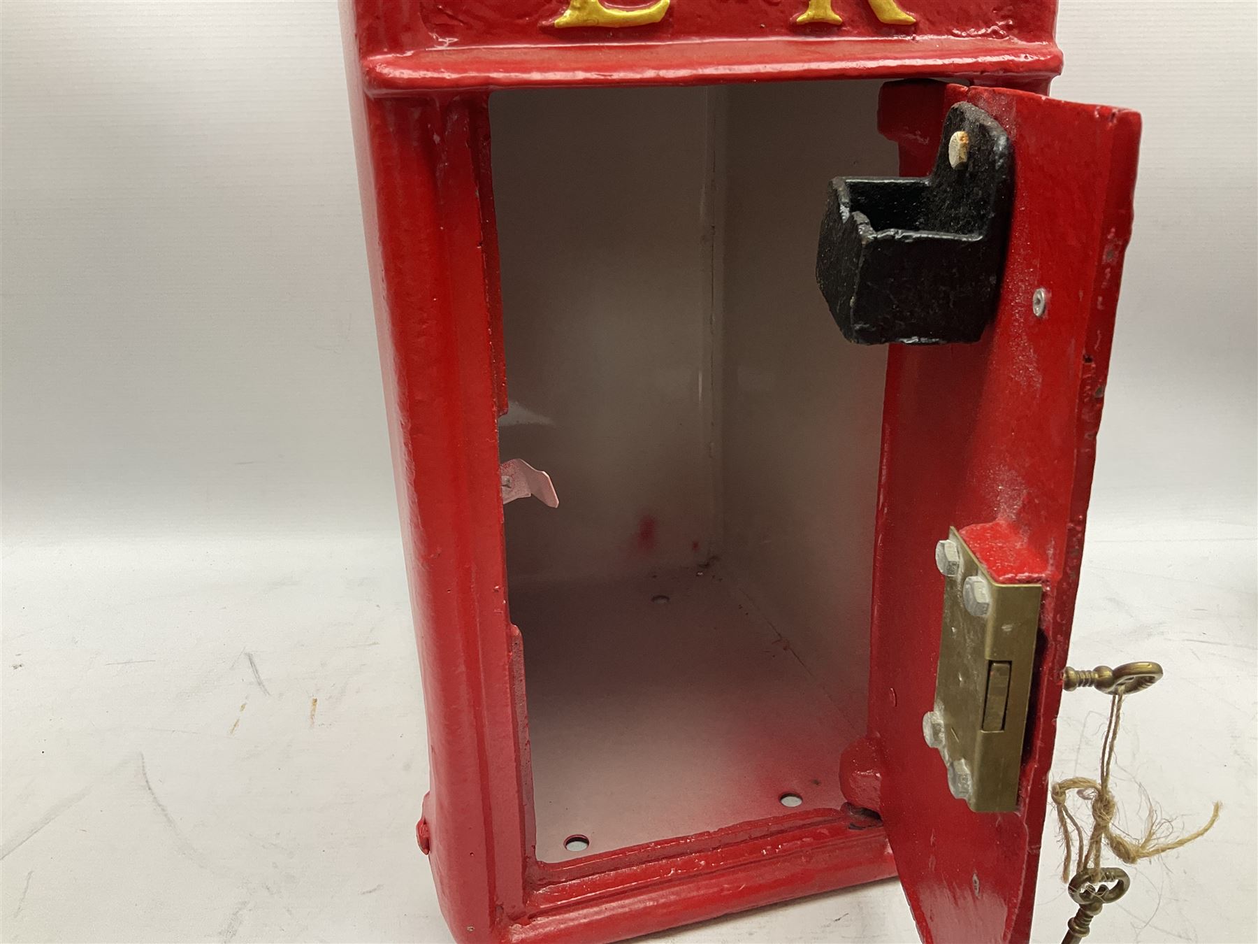 Reproduction red painted cast iron postbox - Image 3 of 7