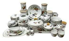 Worcester Evesham patter tea and dinner wares comprising eight dinner plates