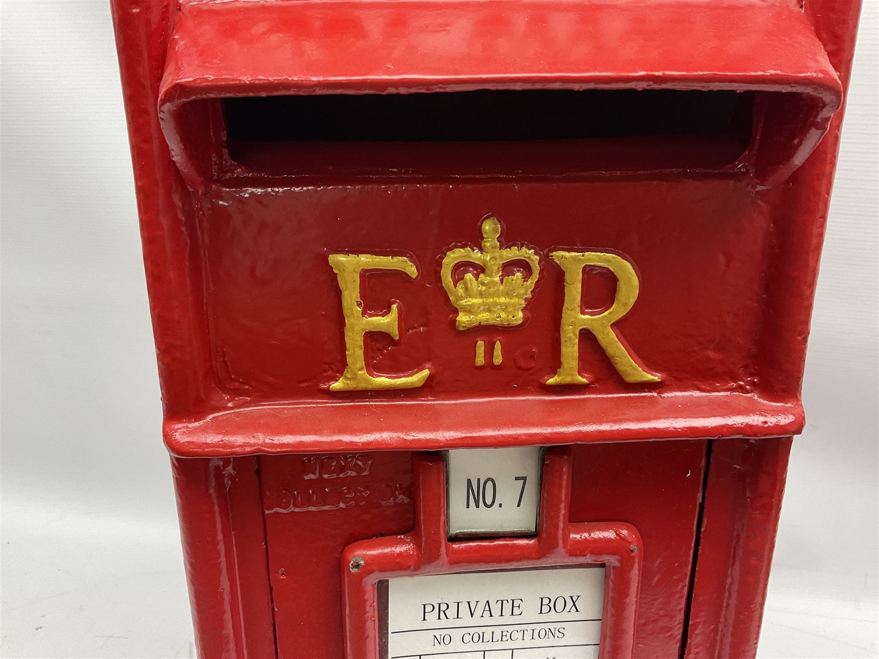 Reproduction red painted cast iron postbox - Image 7 of 7