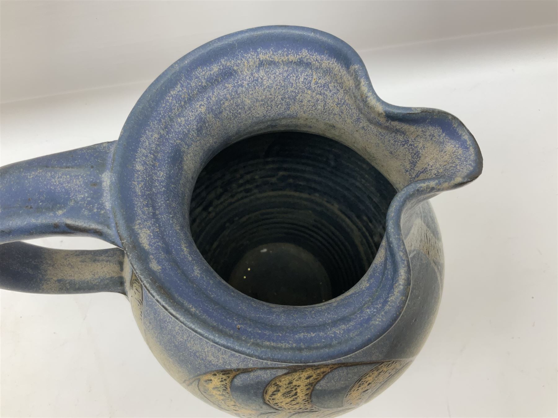Group of studio pottery to include a large jug decorated with stylised ammonites upon a blue ground - Image 10 of 11
