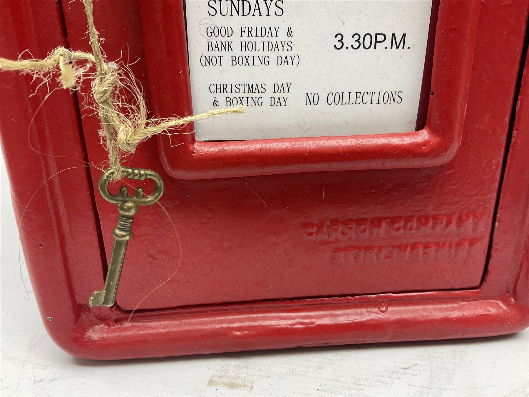 Reproduction red painted cast iron postbox - Image 2 of 7