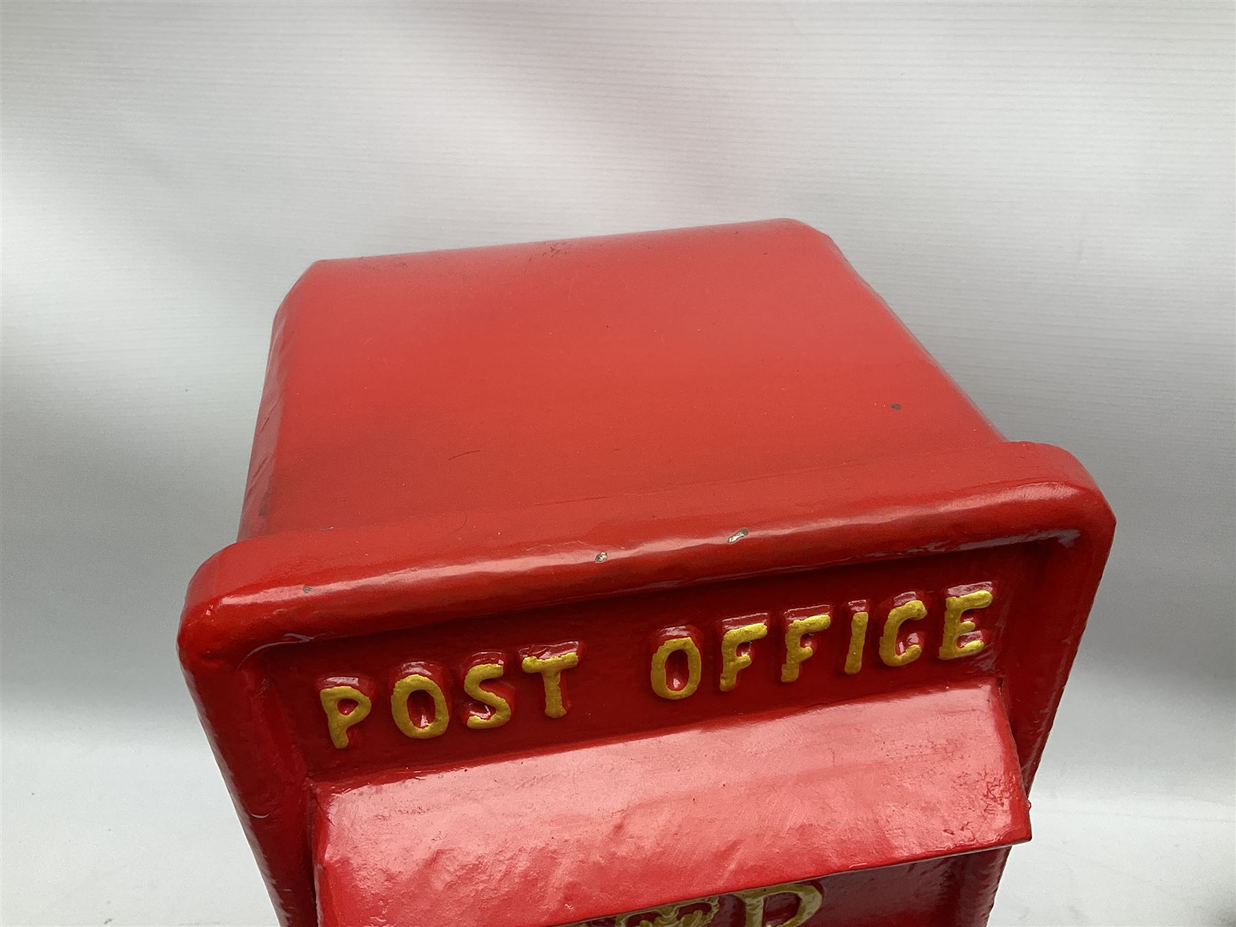 Reproduction red painted cast iron postbox - Image 4 of 7