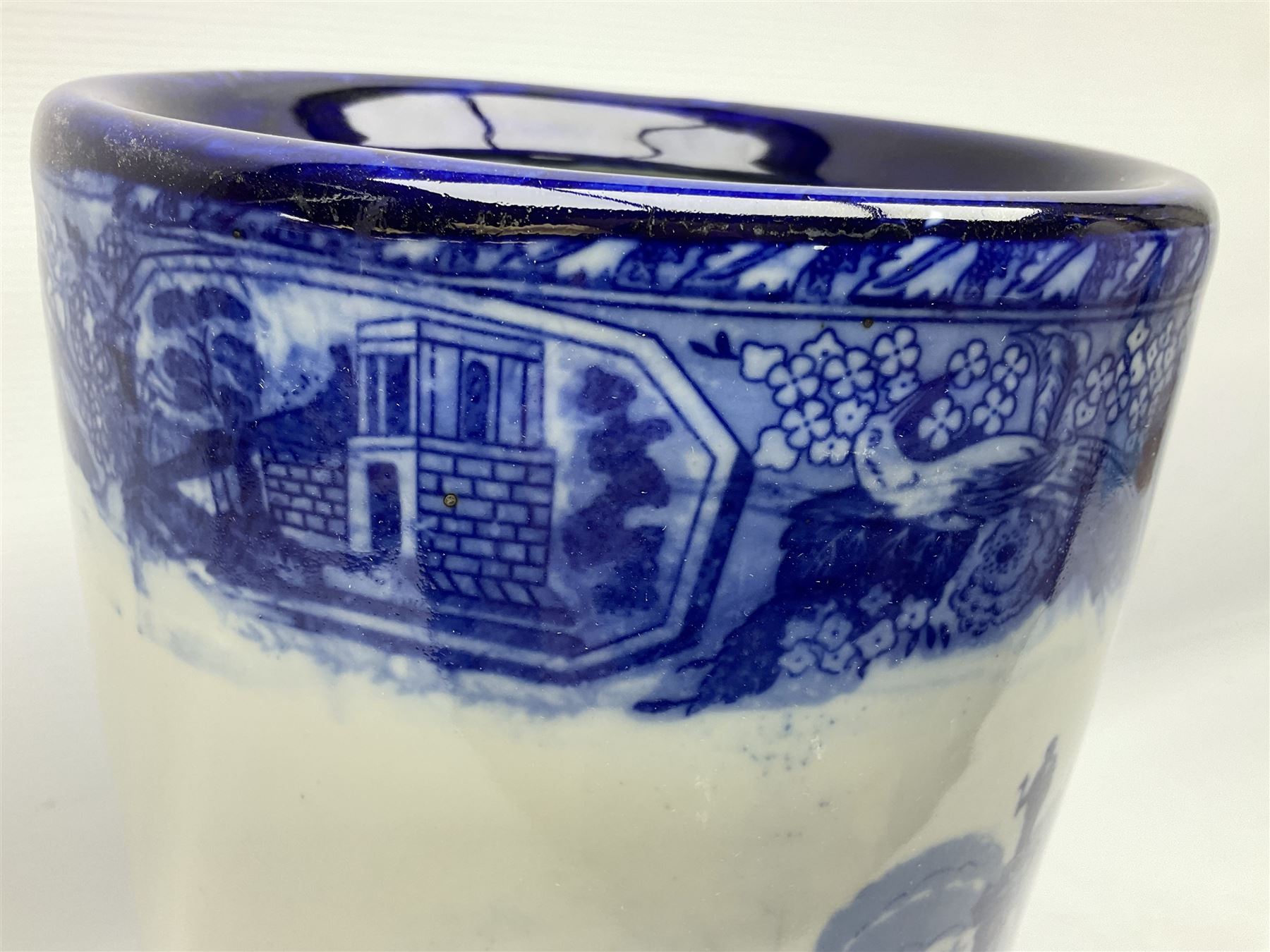 Blue and white stick stand decorated with transfer printed cityscape - Image 5 of 7