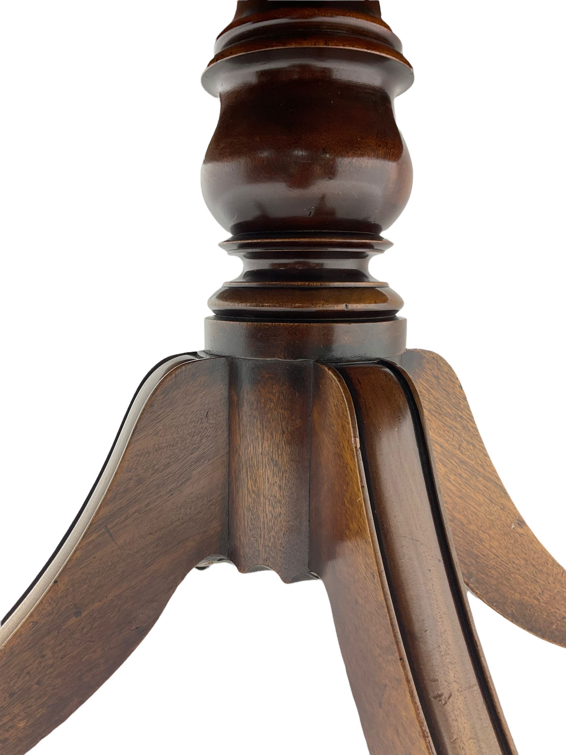 Early 19th century crossbanded mahogany dining centre table - Image 3 of 4