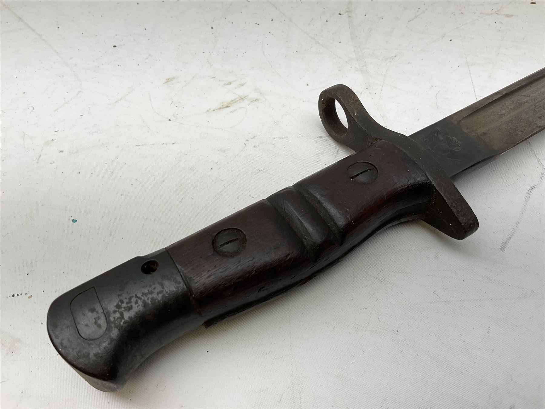 WW1 American Model 1917 Enfield bayonet by Remington with 43cm fullered steel blade; in leather scab - Image 6 of 12