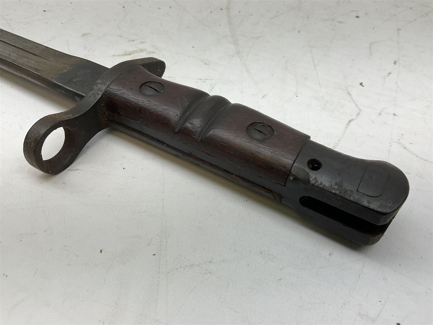 WW1 American Model 1917 Enfield bayonet by Remington with 43cm fullered steel blade; in leather scab - Image 4 of 12