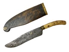 Small Celonese knife Pia Kaetta with 15cm steel blade and carved horn grip; in metal bound wooden sc