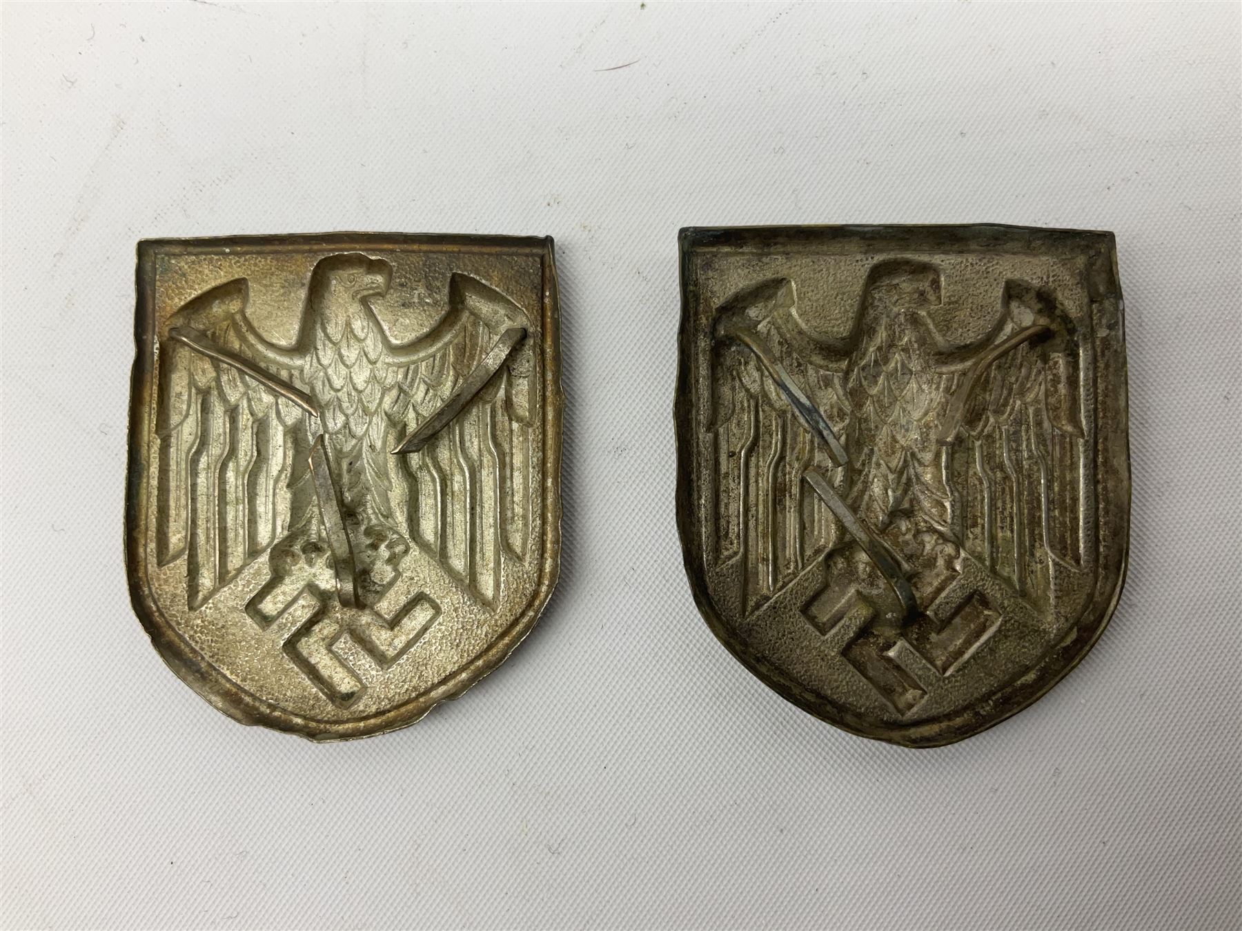 Two WW2 German Army Afrika Korps pith helmet metal side badges; RAD oval metal badge by J.B.u.Co.; W - Image 7 of 9