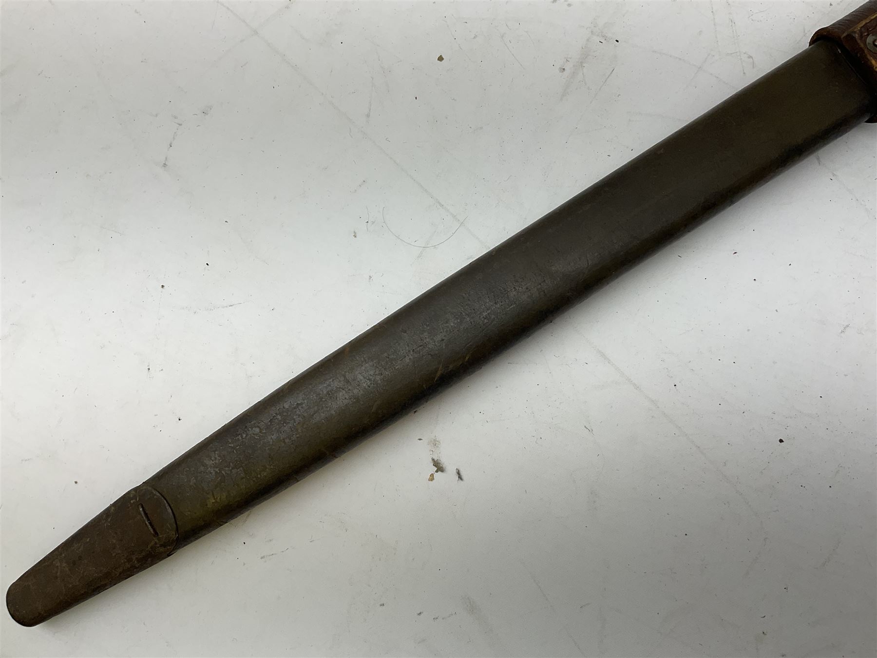 WW1 American Model 1917 Enfield bayonet by Remington with 43cm fullered steel blade; in leather scab - Image 11 of 12