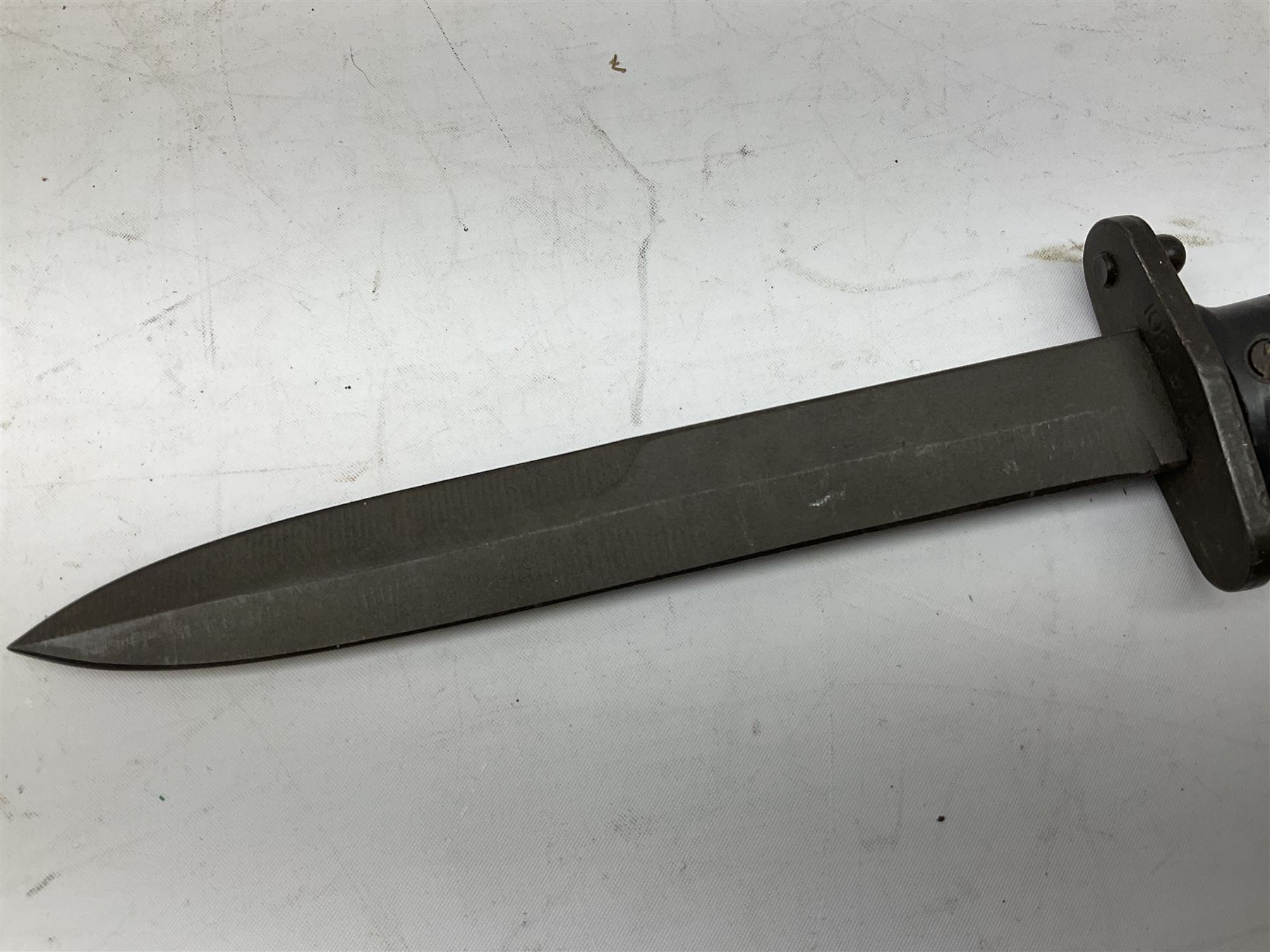 WW1 American Model 1917 Enfield bayonet by Remington with 43cm fullered steel blade; in leather scab - Image 5 of 12
