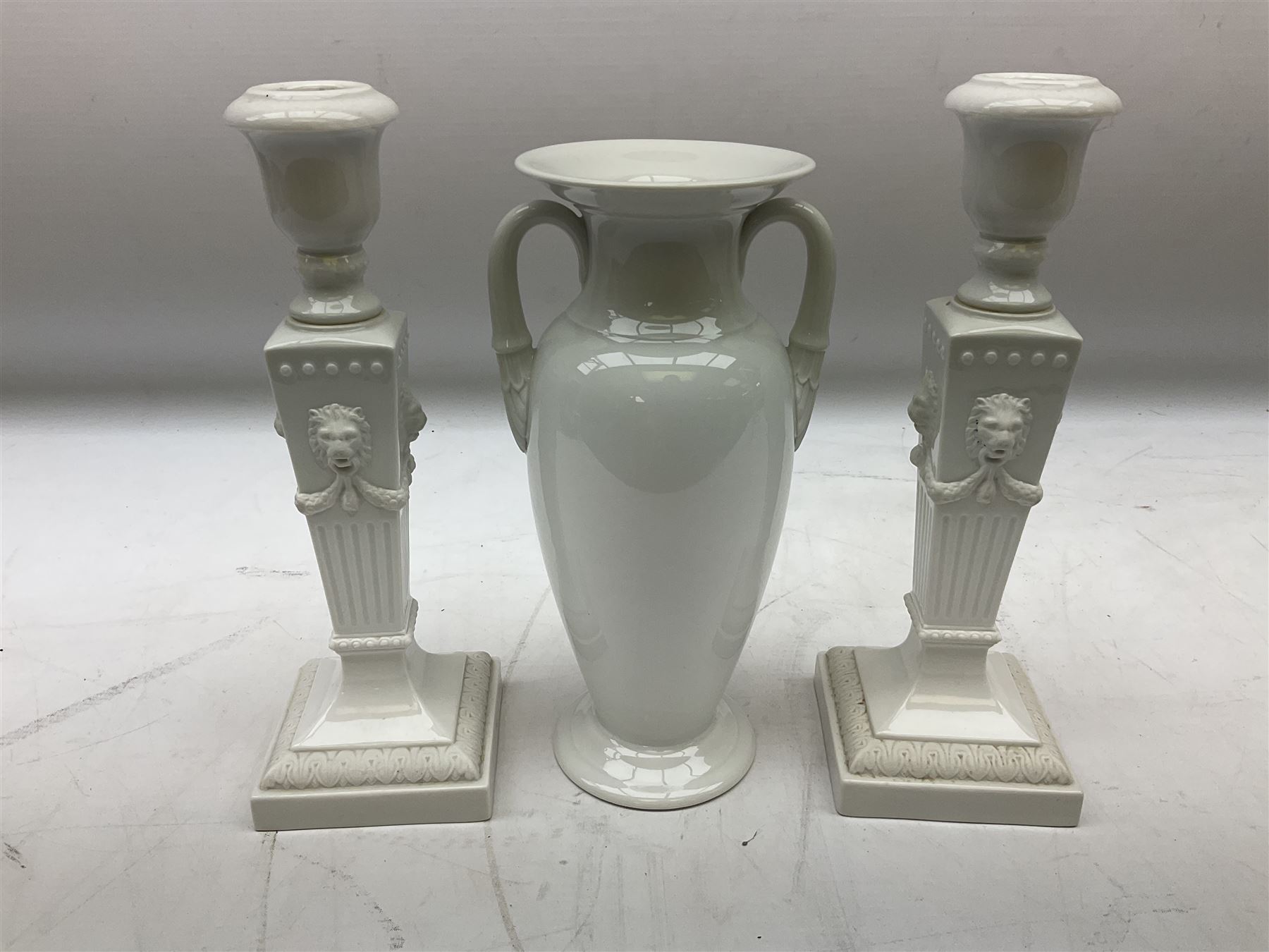 Group of Royal Copenhagen ceramics comprising pair of late 20th century fluted candlesticks of Neocl - Bild 7 aus 9