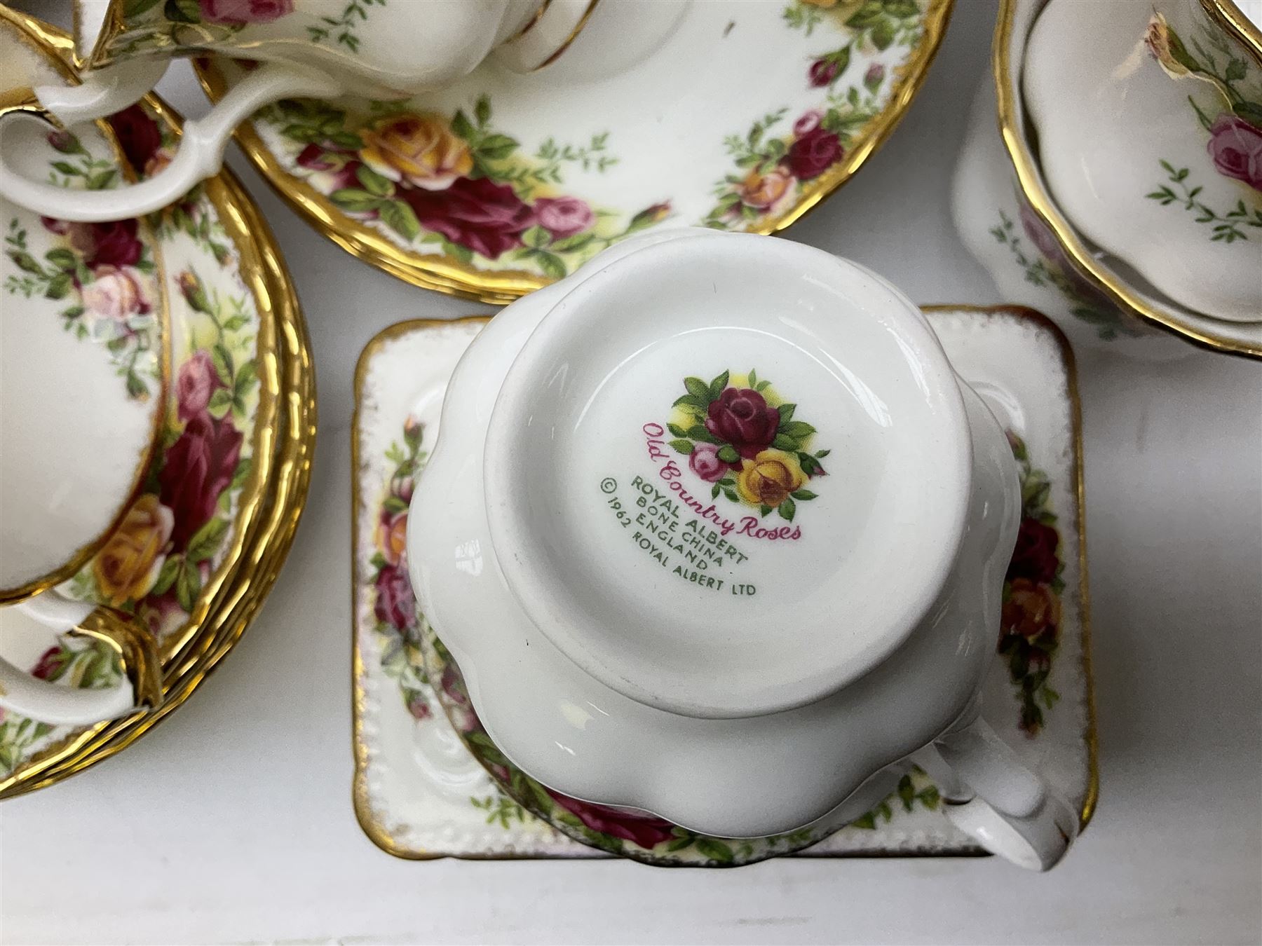 Royal Albert Old Country Roses pattern part tea and dinner service - Image 9 of 11