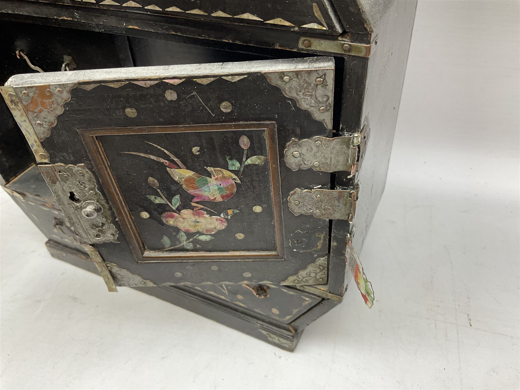 Late 19th / early 20th century Japanese lacquered table top cabinet - Image 3 of 16