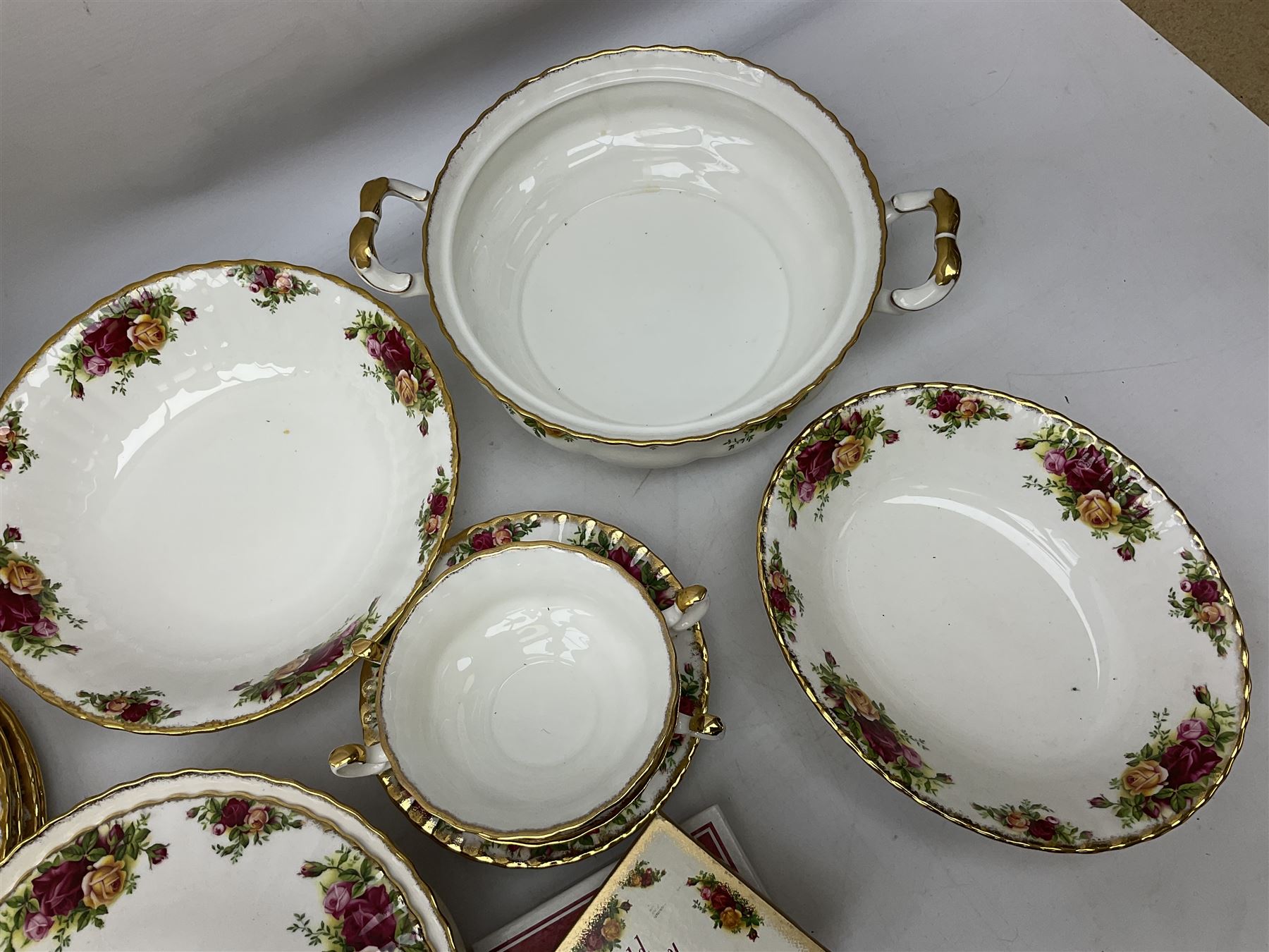 Royal Albert Old Country Roses pattern part tea and dinner service - Image 4 of 11