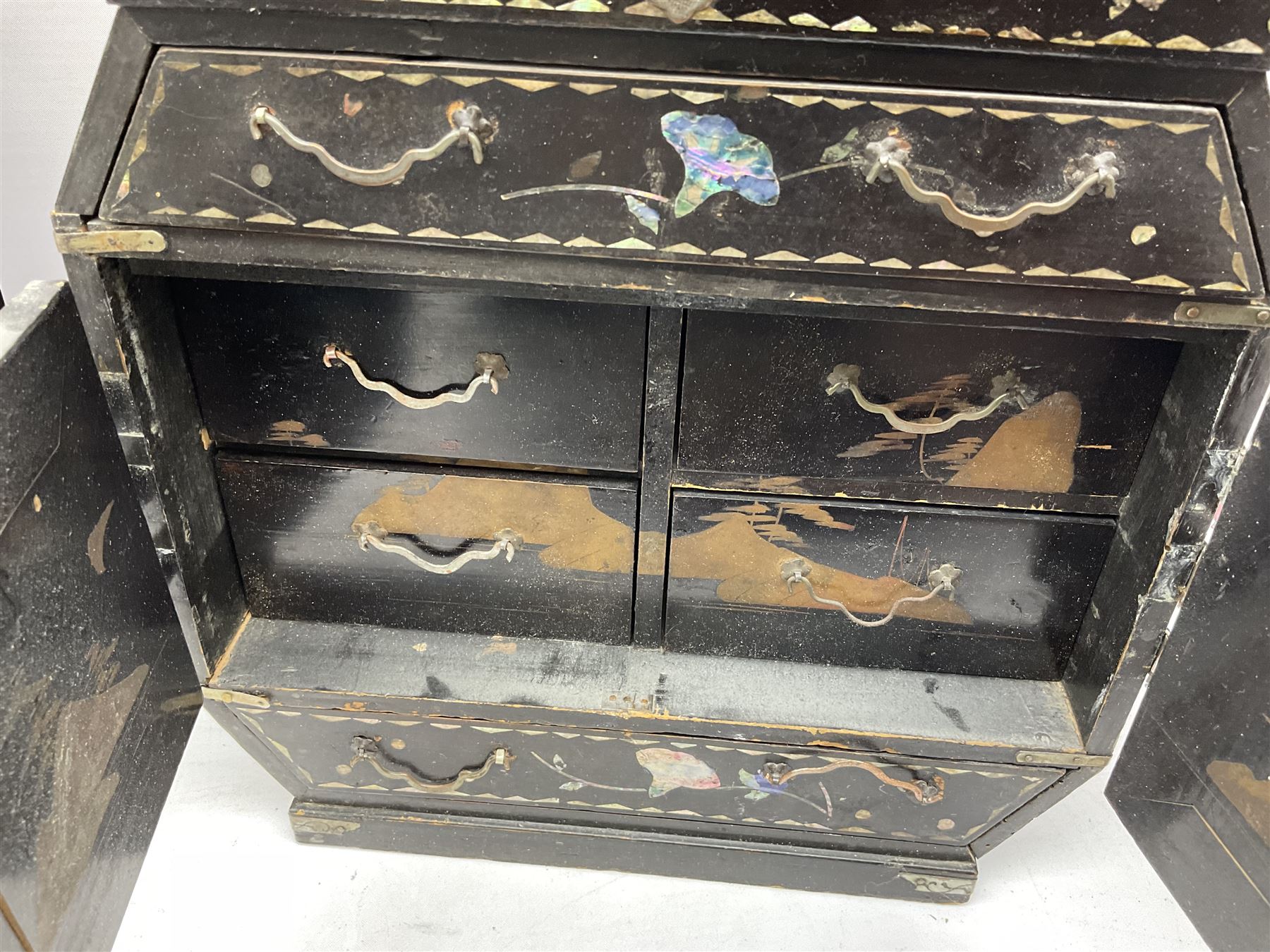Late 19th / early 20th century Japanese lacquered table top cabinet - Image 4 of 16