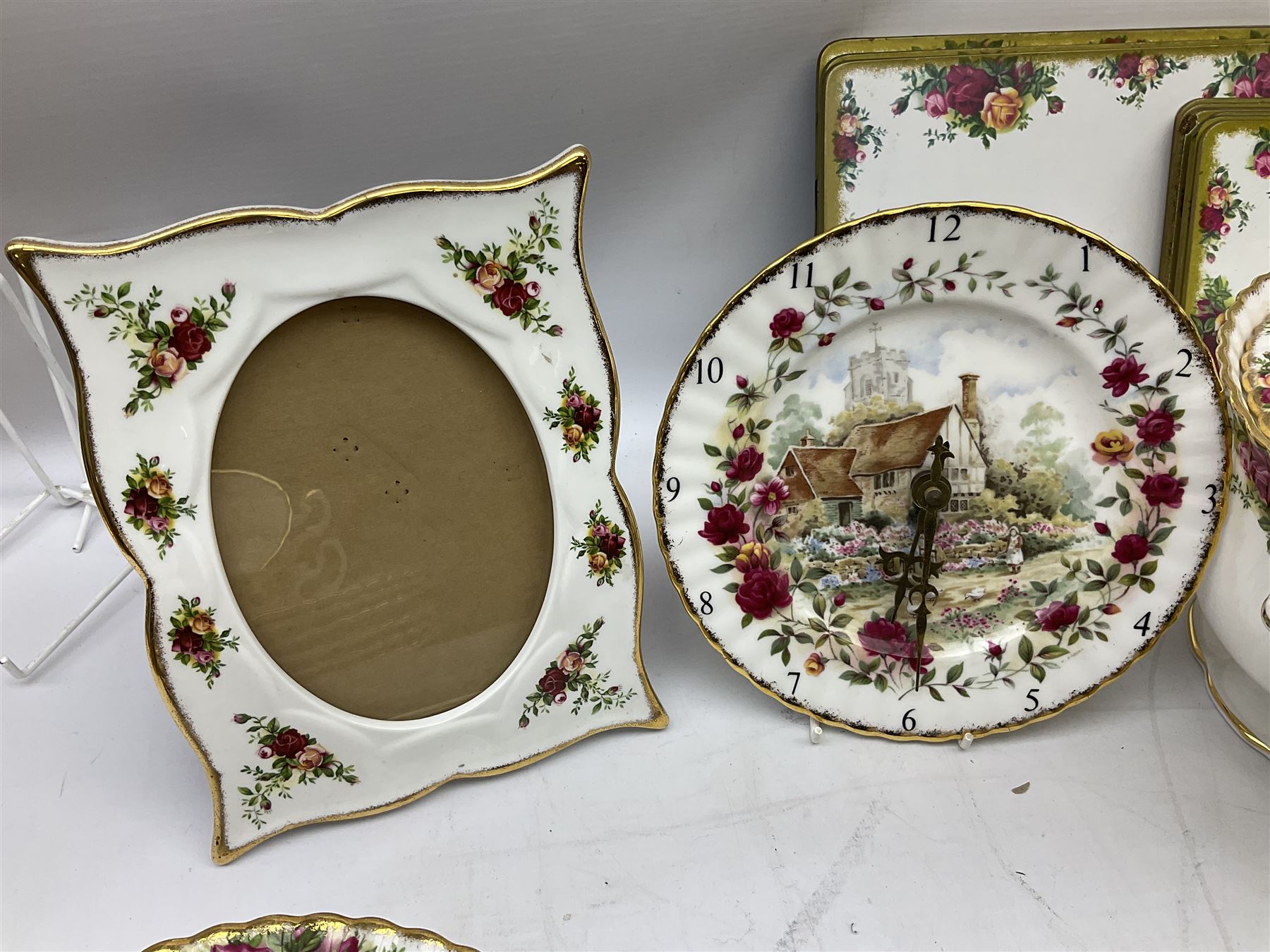 Royal Albert Old Country Roses pattern part tea and dinner service - Image 6 of 11