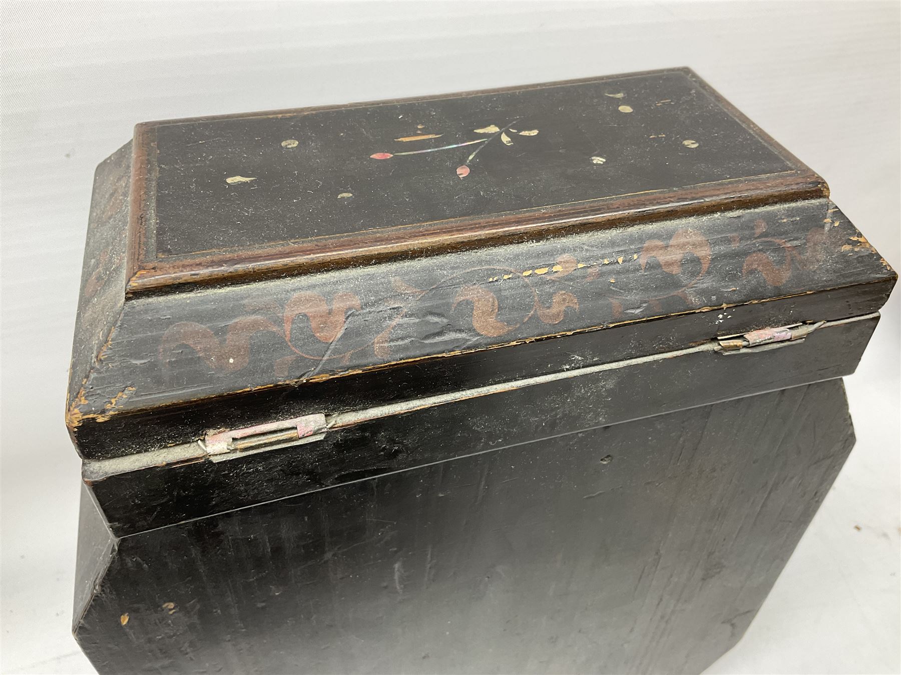 Late 19th / early 20th century Japanese lacquered table top cabinet - Image 8 of 16