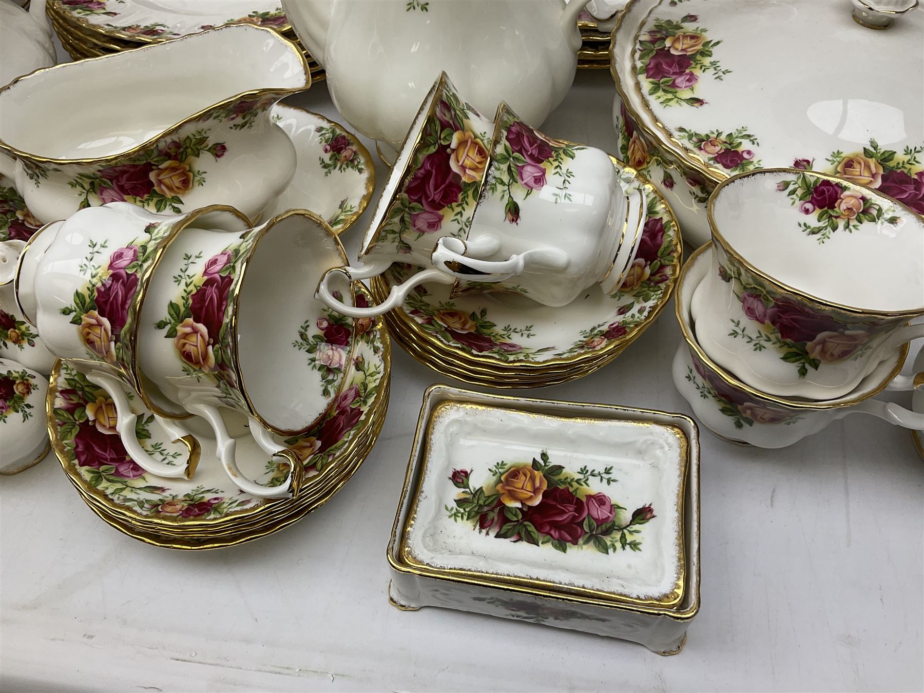 Royal Albert Old Country Roses pattern part tea and dinner service - Image 7 of 11