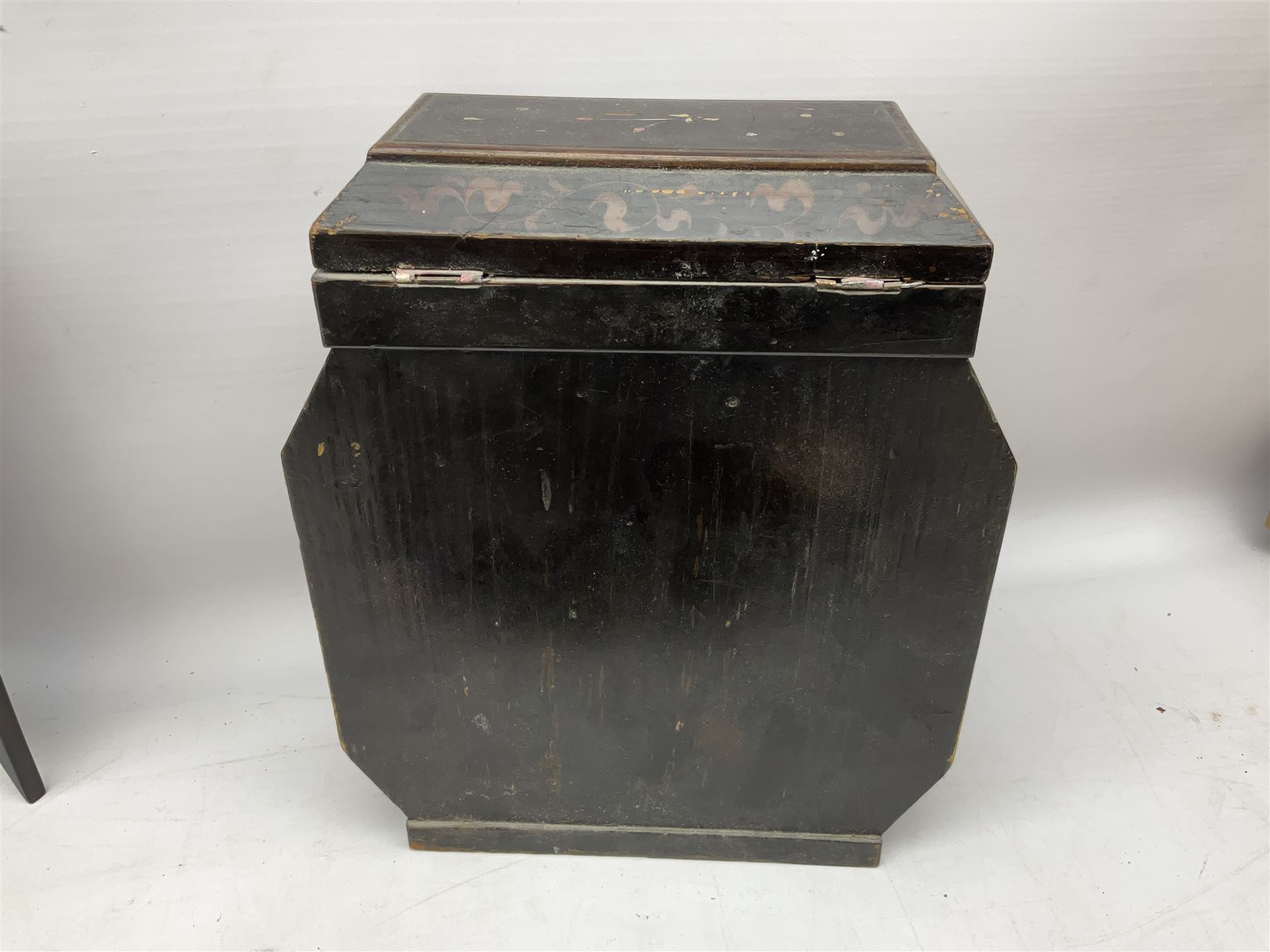 Late 19th / early 20th century Japanese lacquered table top cabinet - Image 7 of 16