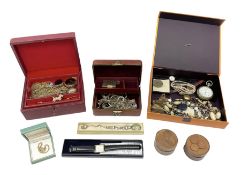 Collection of vintage and later jewellery including necklaces