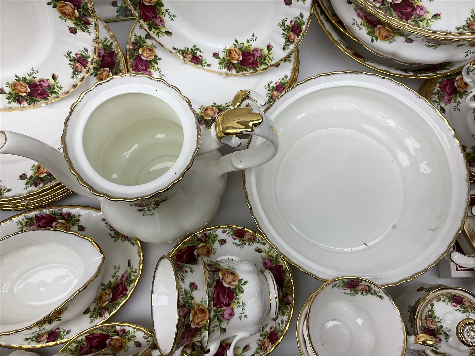 Royal Albert Old Country Roses pattern part tea and dinner service - Image 3 of 11