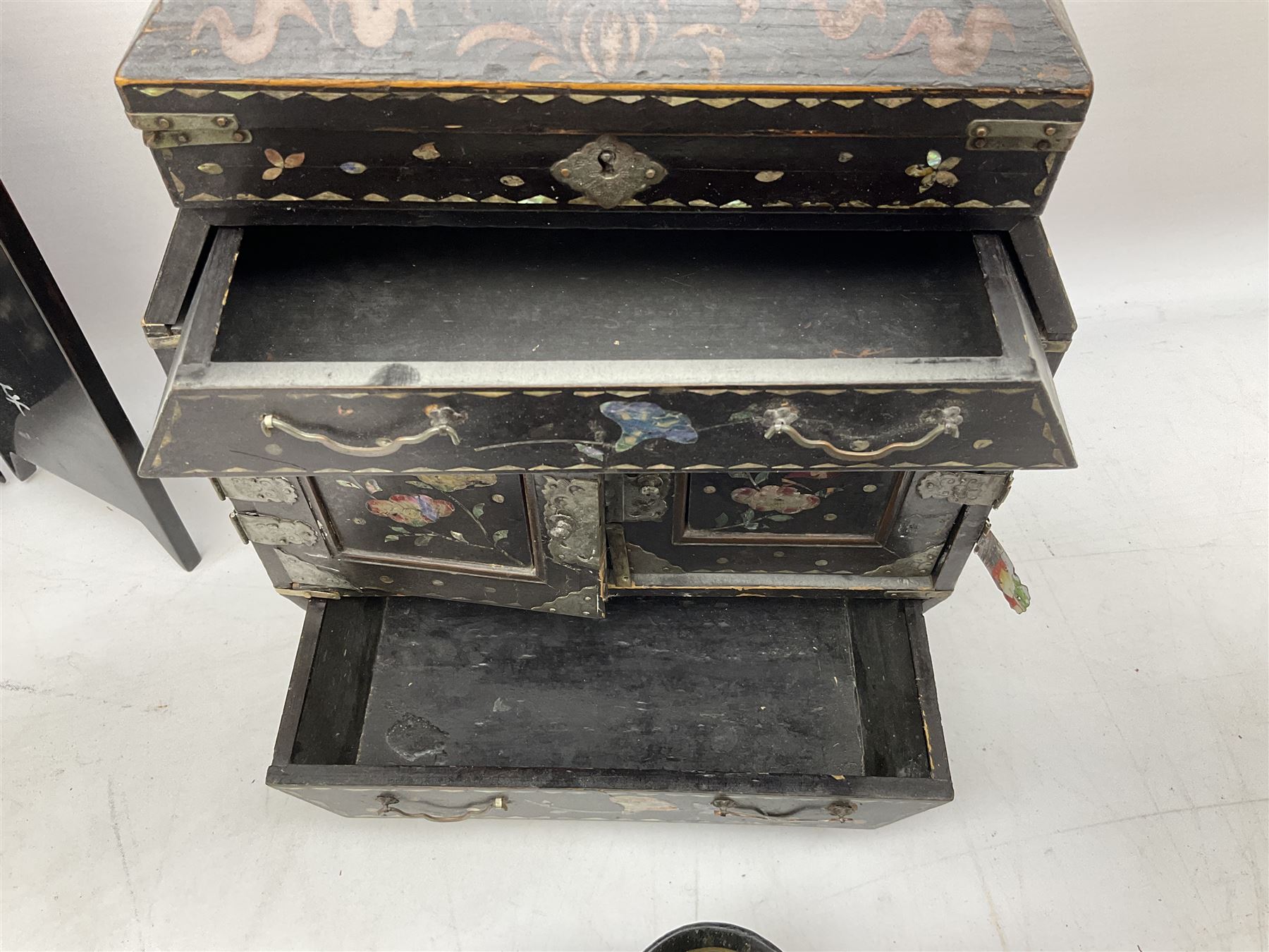 Late 19th / early 20th century Japanese lacquered table top cabinet - Image 6 of 16