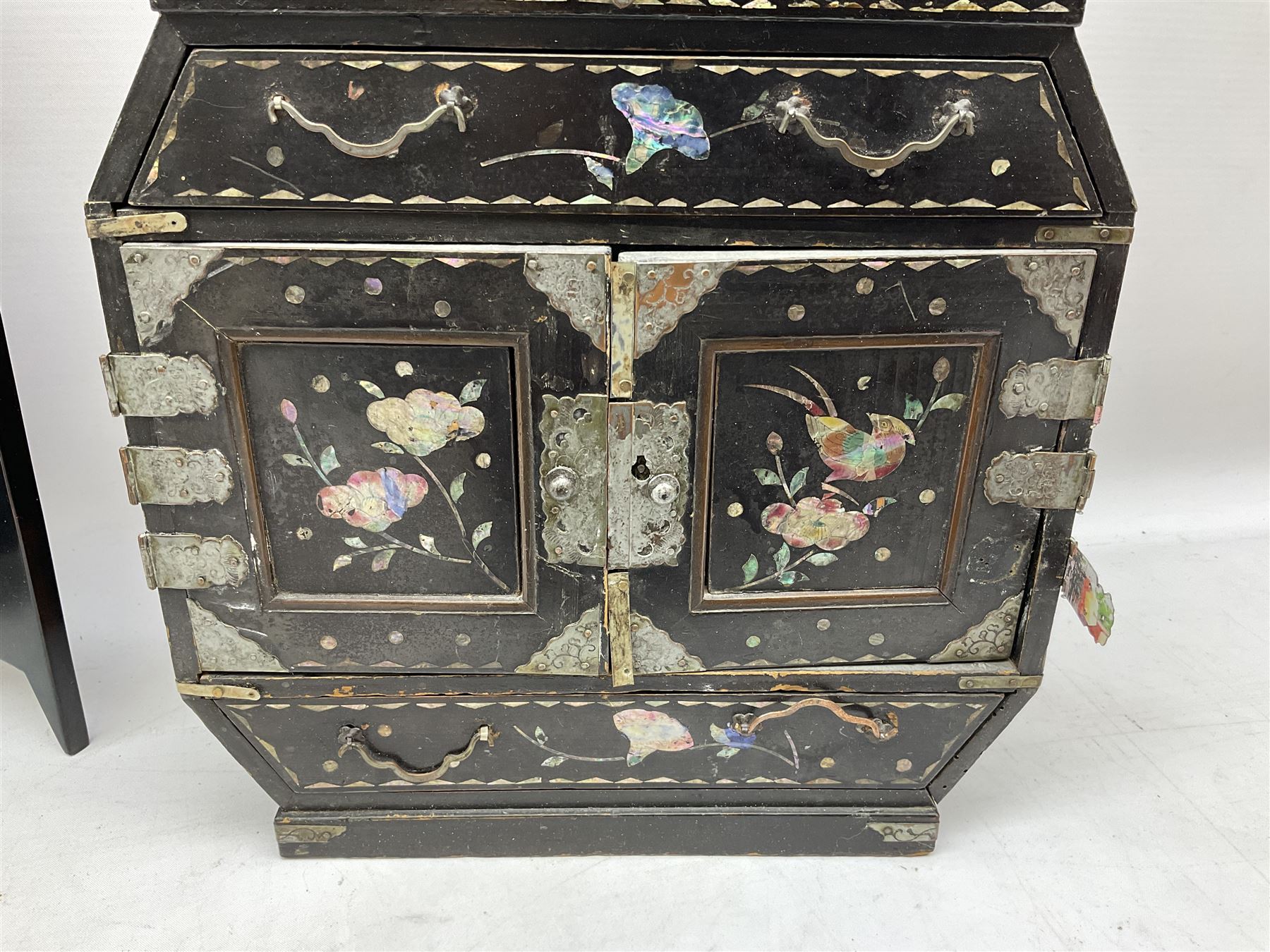 Late 19th / early 20th century Japanese lacquered table top cabinet - Image 2 of 16