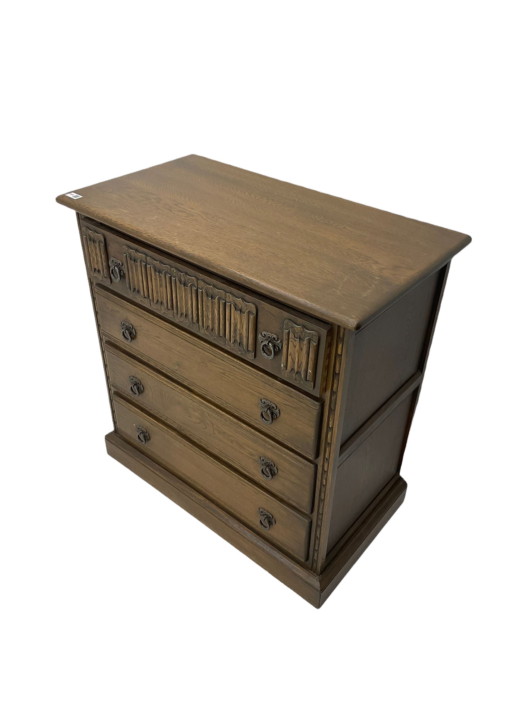 Medium oak chest of drawers - Image 2 of 2
